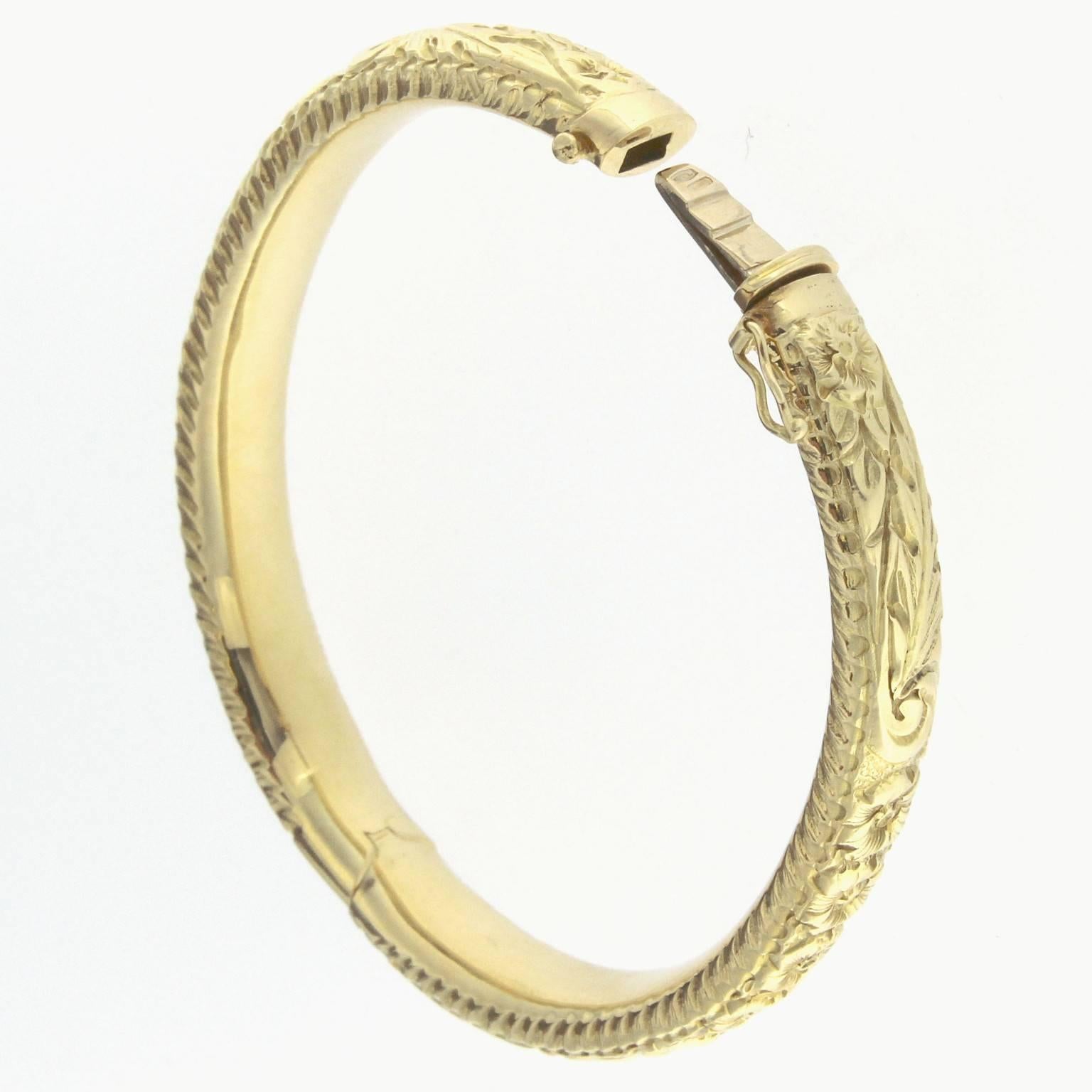 Gorgeous bracelet molded to the art to better adhere to the oval anatomy of the woman's wrist, embellished by hand chiseling. This bracelet is part of the Roserosse collection
The chiseling is an almost disappearing ancient art of fully manual