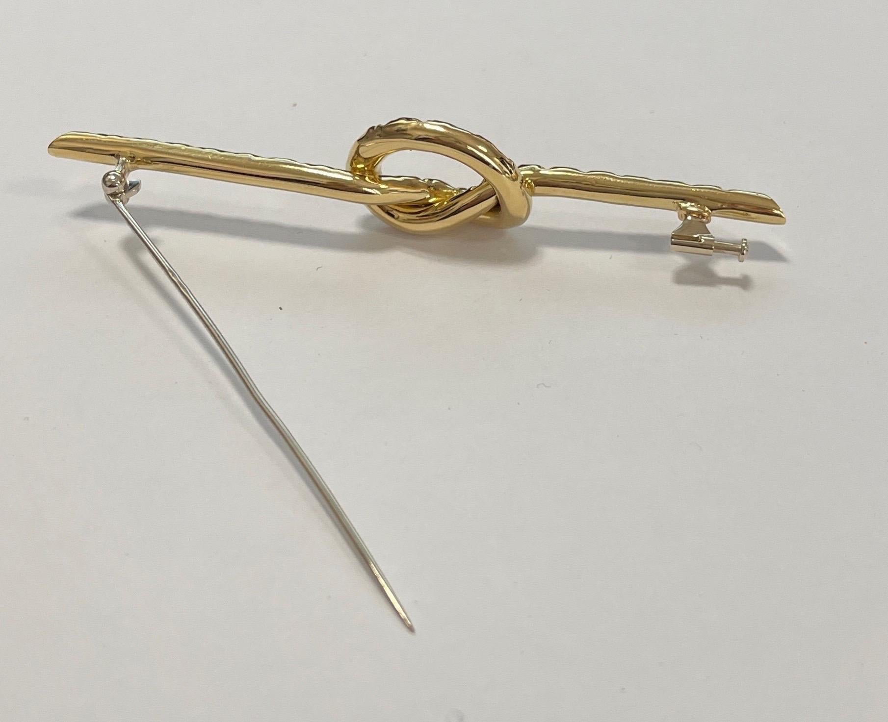 Chiseled Knot Brooch in Yellow Gold 18 Karat In New Condition For Sale In Milano, Lombardia
