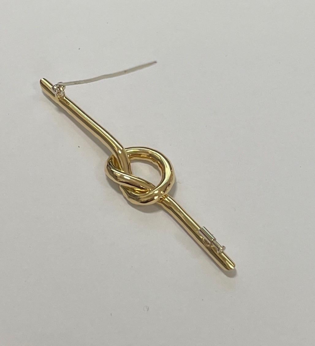 Women's or Men's Chiseled Knot Brooch in Yellow Gold 18 Karat For Sale