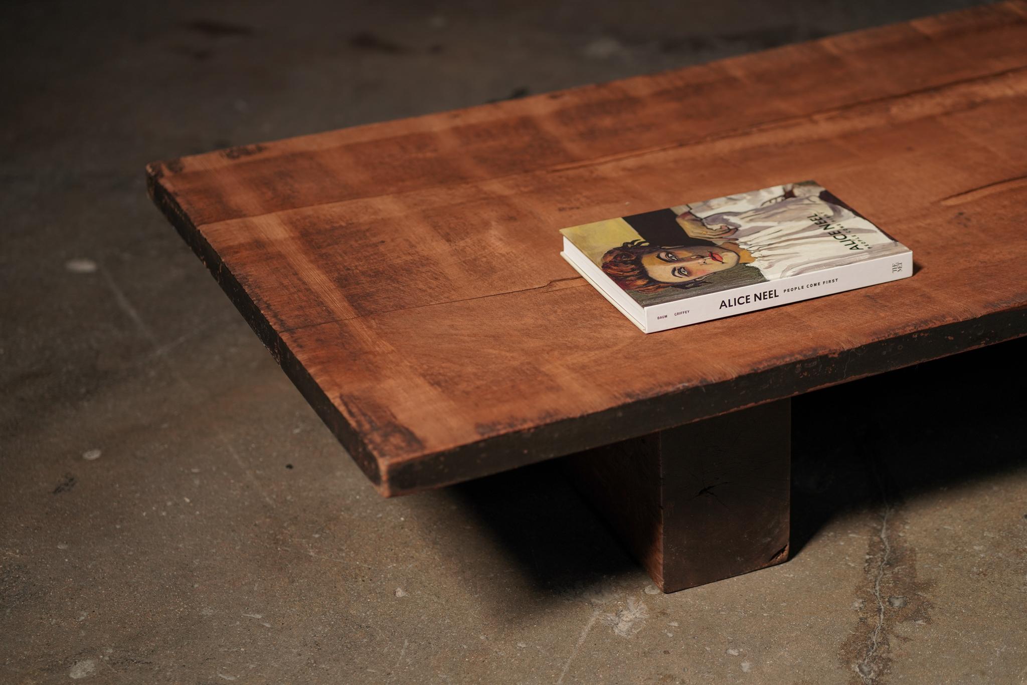 Cette table basse ciselée du Japon met en valeur le bois naturel chaud avec une belle patine vieillie. Sa surface vieillie et sa form A apportent texture et fluidité à tout espace.