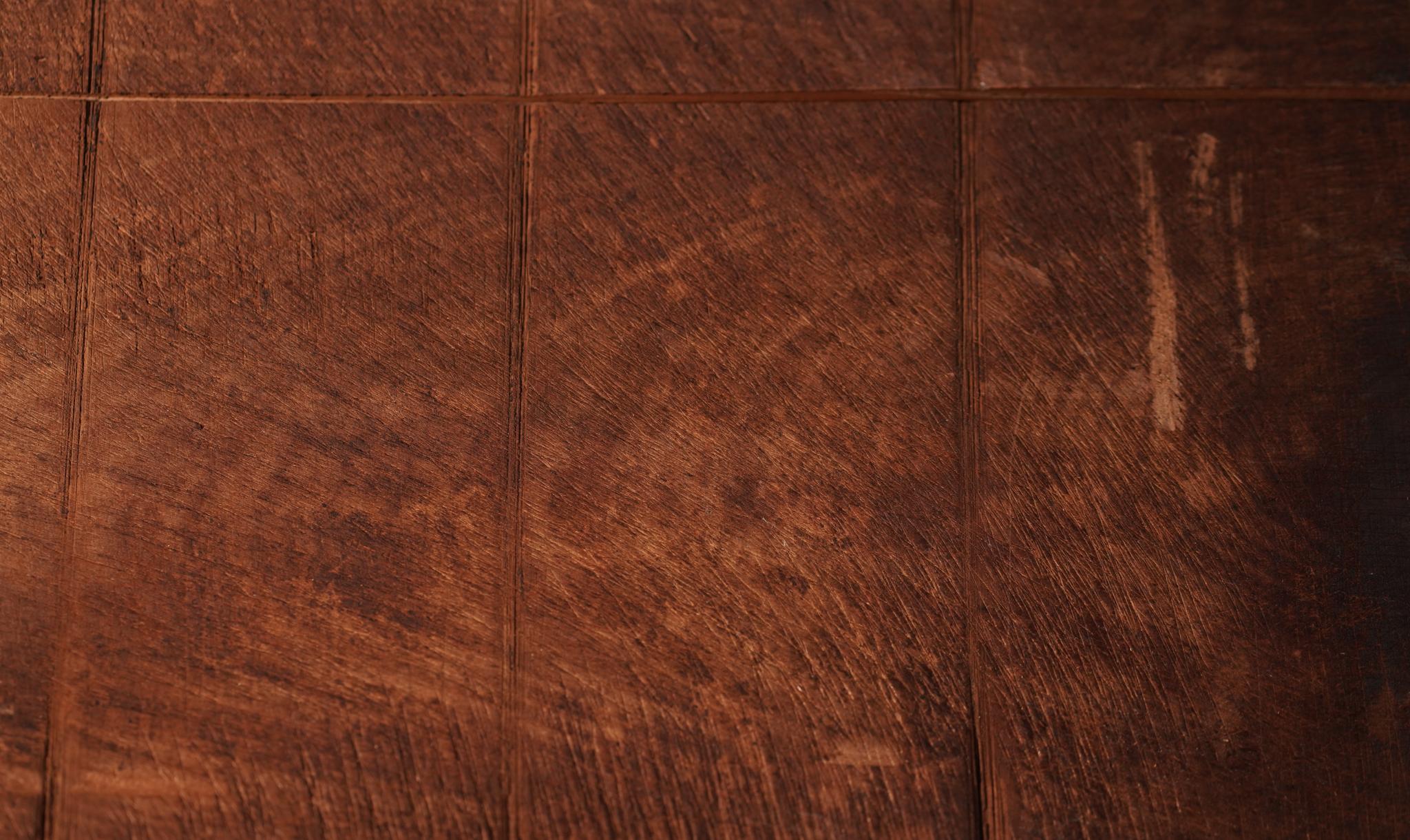 Table basse ciselée, Japon Bon état - En vente à Los Angeles, CA