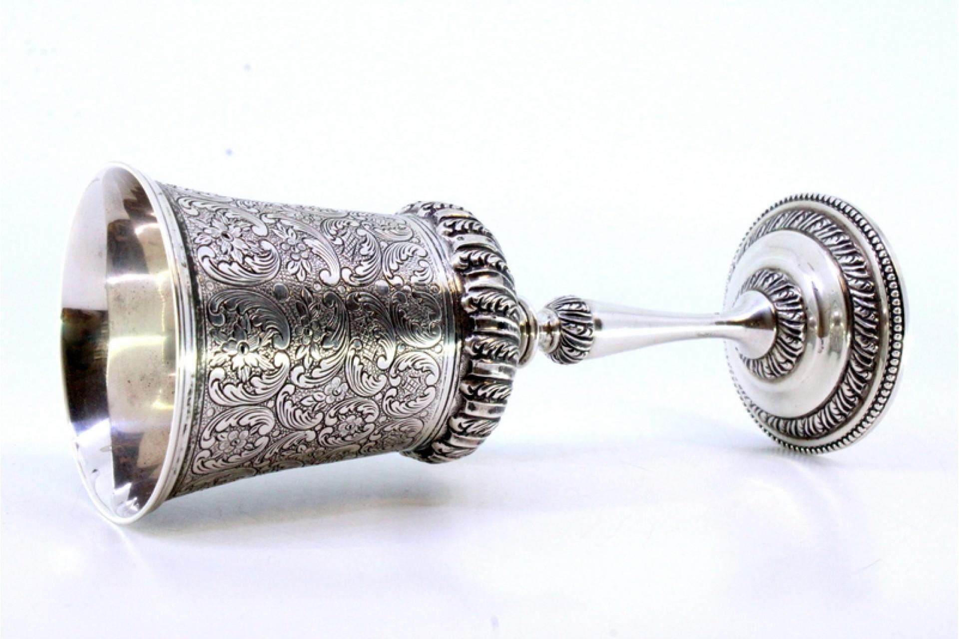 Chiseled silver chalice with reliefs and pearly-frieze base In Good Condition For Sale In Porto, PT