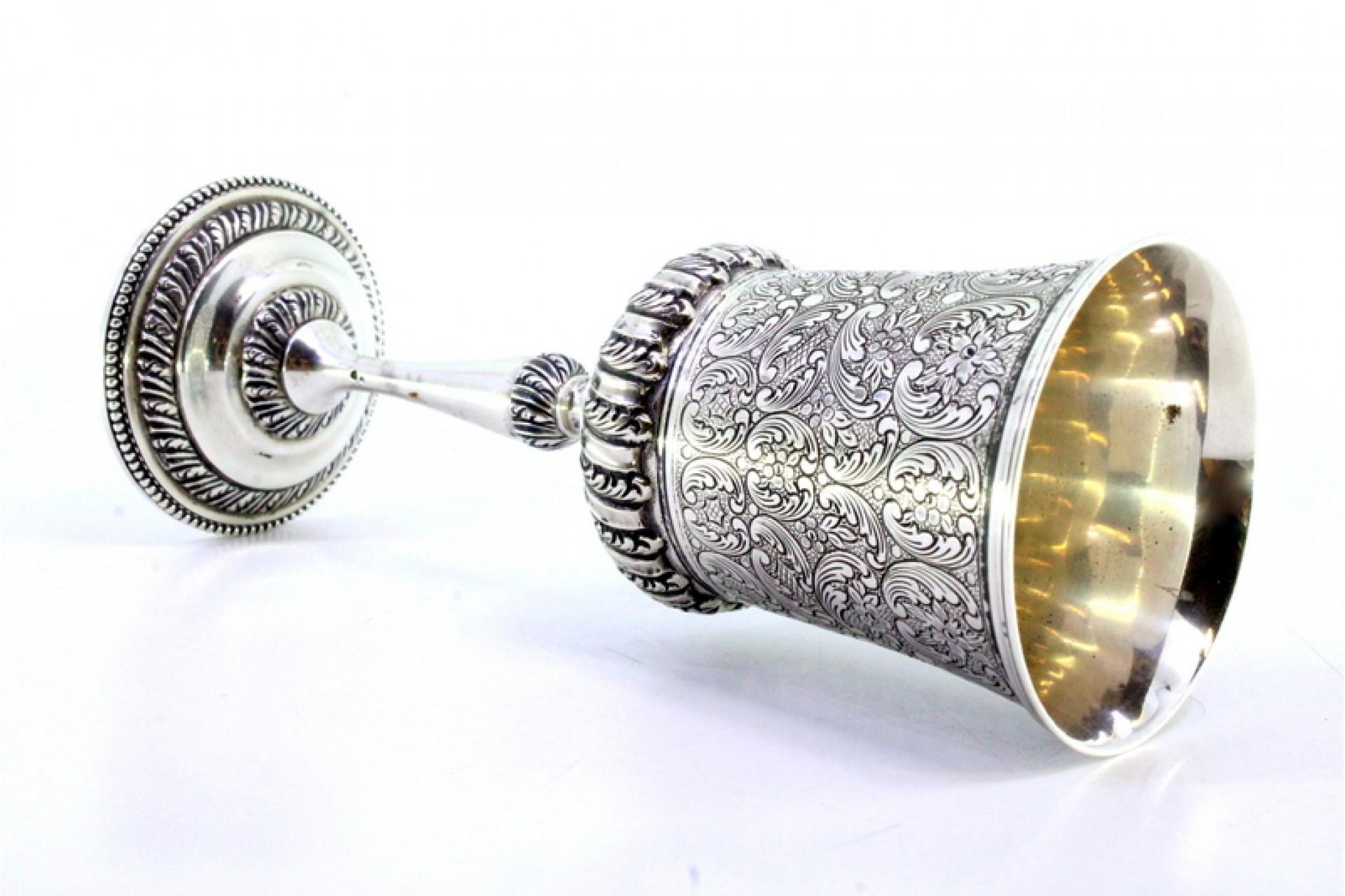 20th Century Chiseled silver chalice with reliefs and pearly-frieze base For Sale