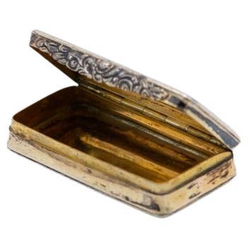 Chiseled silver snuff box