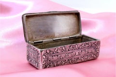 Ziselierte silberne Schnupftabakdose mit floraler Prägung und Monogramm