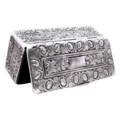 Chiseled silver snuff box with floral embossing and monogram