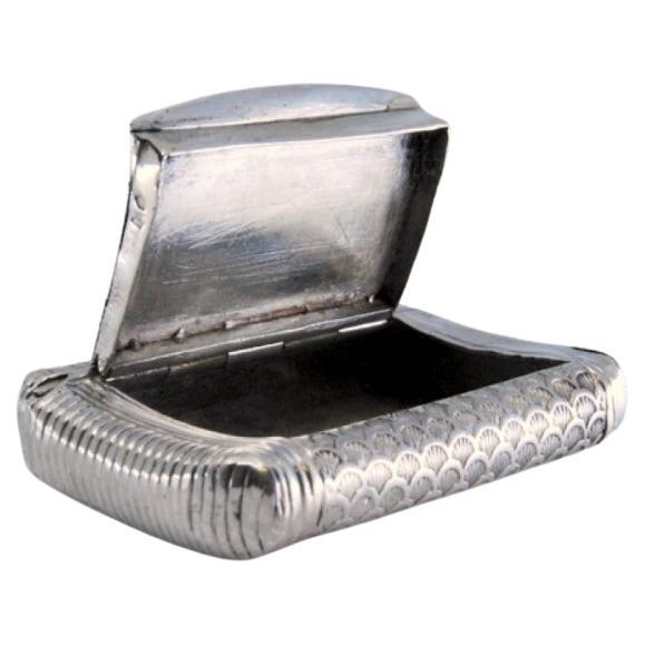Chiseled silver snuff box with half shells and hinged lid For Sale