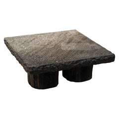 Table basse en pierre ciselée