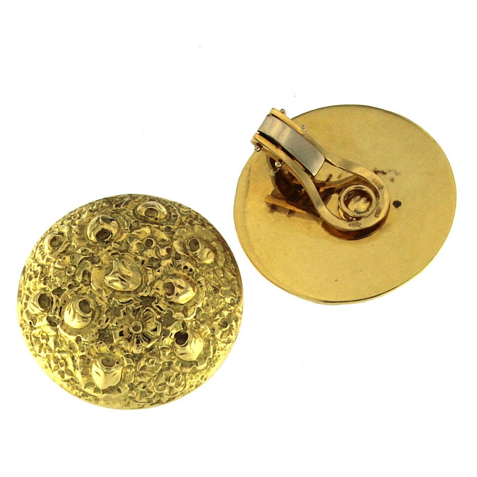 Voici une superbe paire de boucles d'oreilles de la Collection S. Roserosse, réalisée en or jaune 18 carats et ornée d'une ciselure manuelle complexe. Ces boucles d'oreilles témoignent de l'art ancien de la ciselure, une technique entièrement