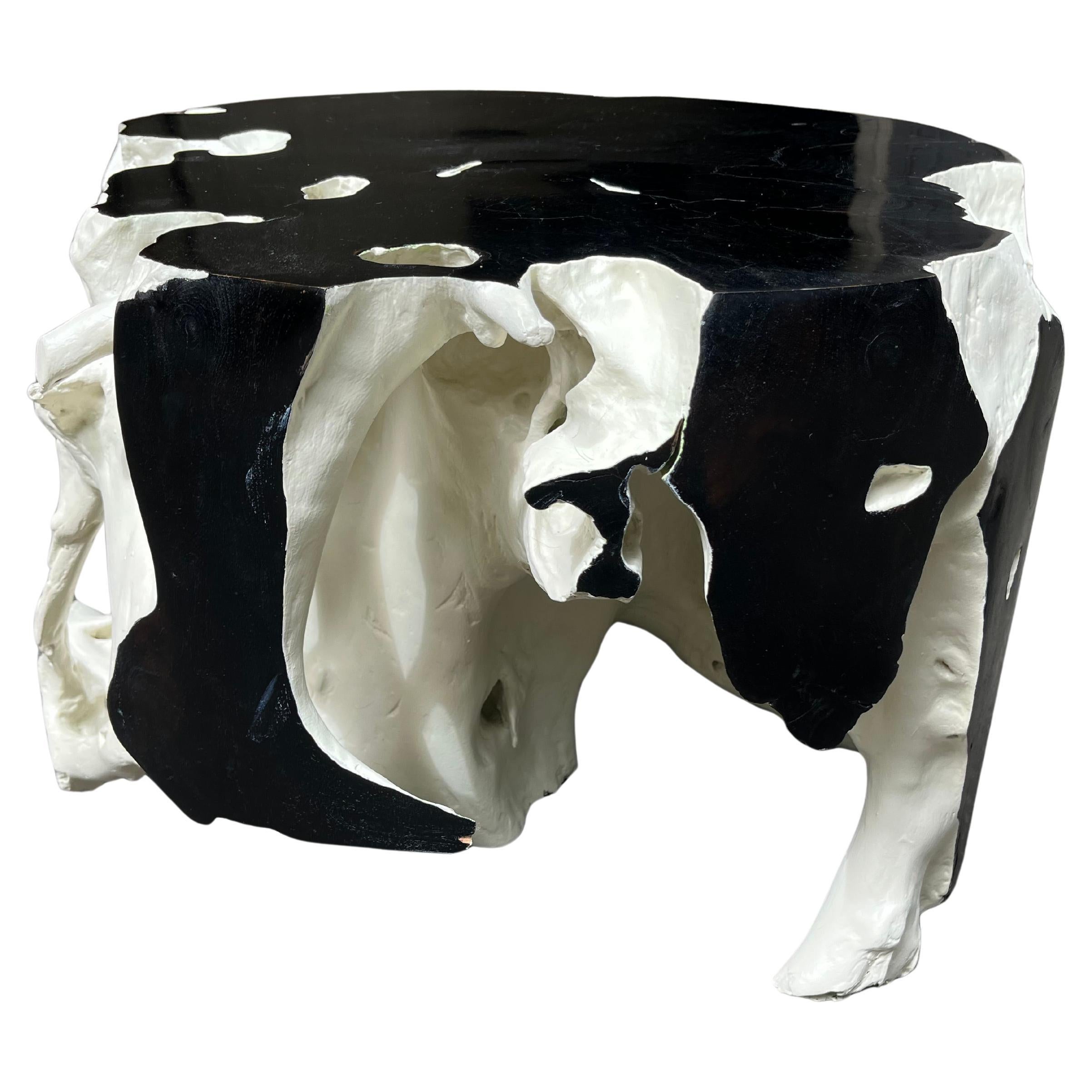 Teak ebanizzato con interno color crema, Made Solid, Tavolino da salotto o da caffè di Chista.  Chista, fondata nel 1990, esplora le radici del primitivismo e del modernismo, il trovato e la scultura nel quotidiano e nel monumentale.  Disponibili