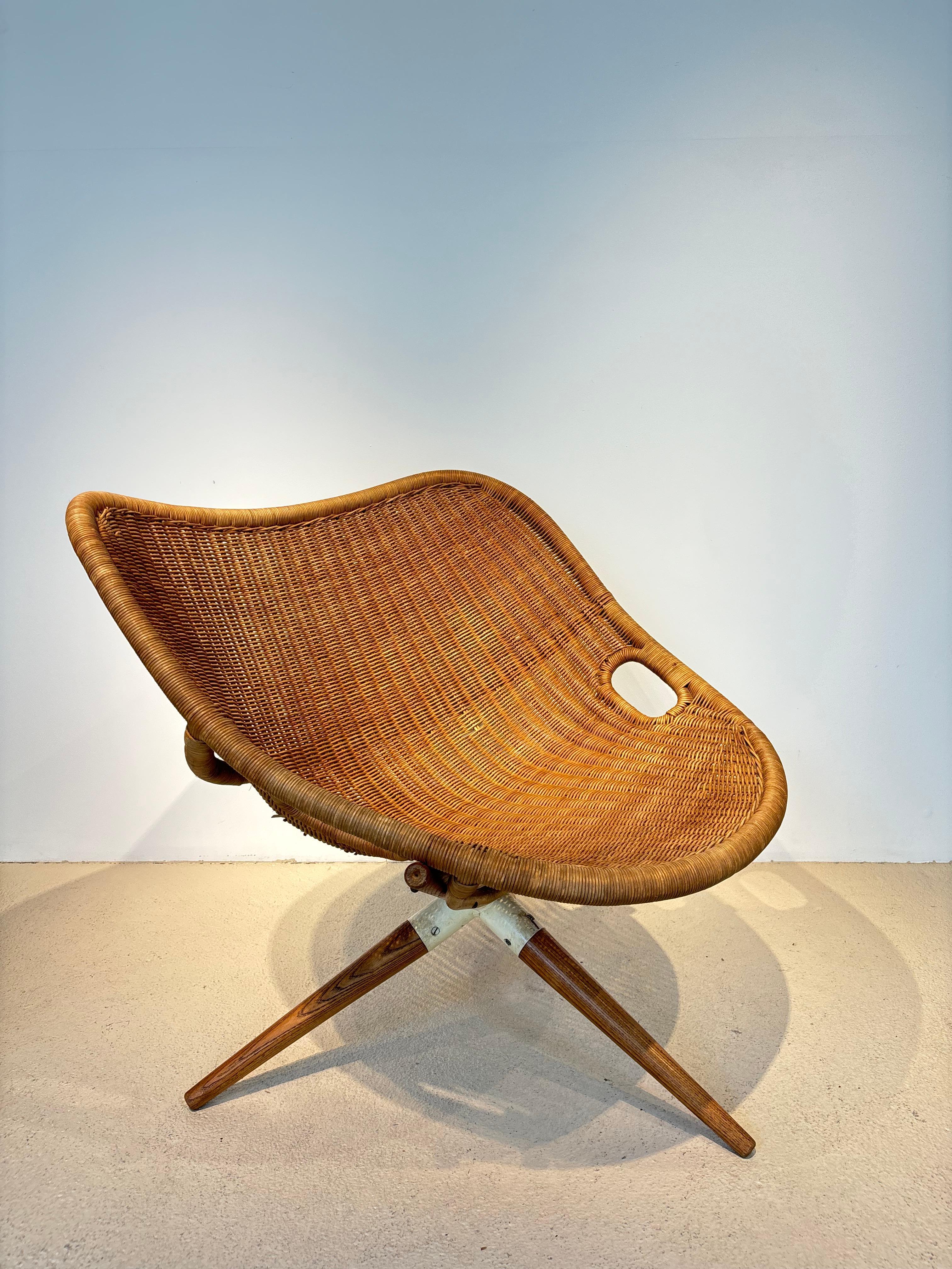 Raro fauteuil Chistera par Joseph-André Motte pour les éditions Rougier. 