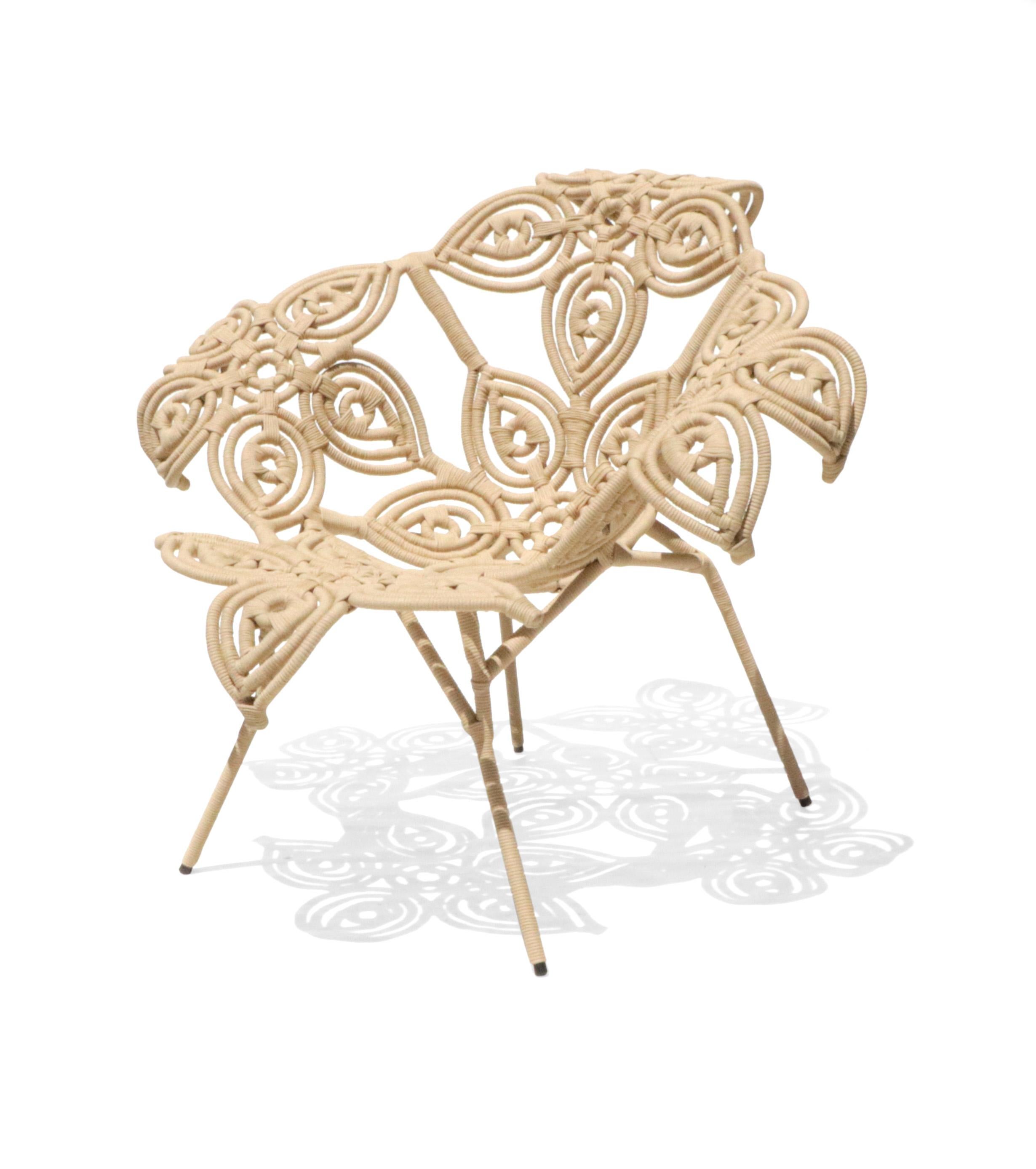 The colors of the Chita chair come from the cheetah print, the popular fabric of indigenous indian origin that dresses and covers the history of the Brazilian society.
Like bouquets of colors, they give shape to the product line of decorative