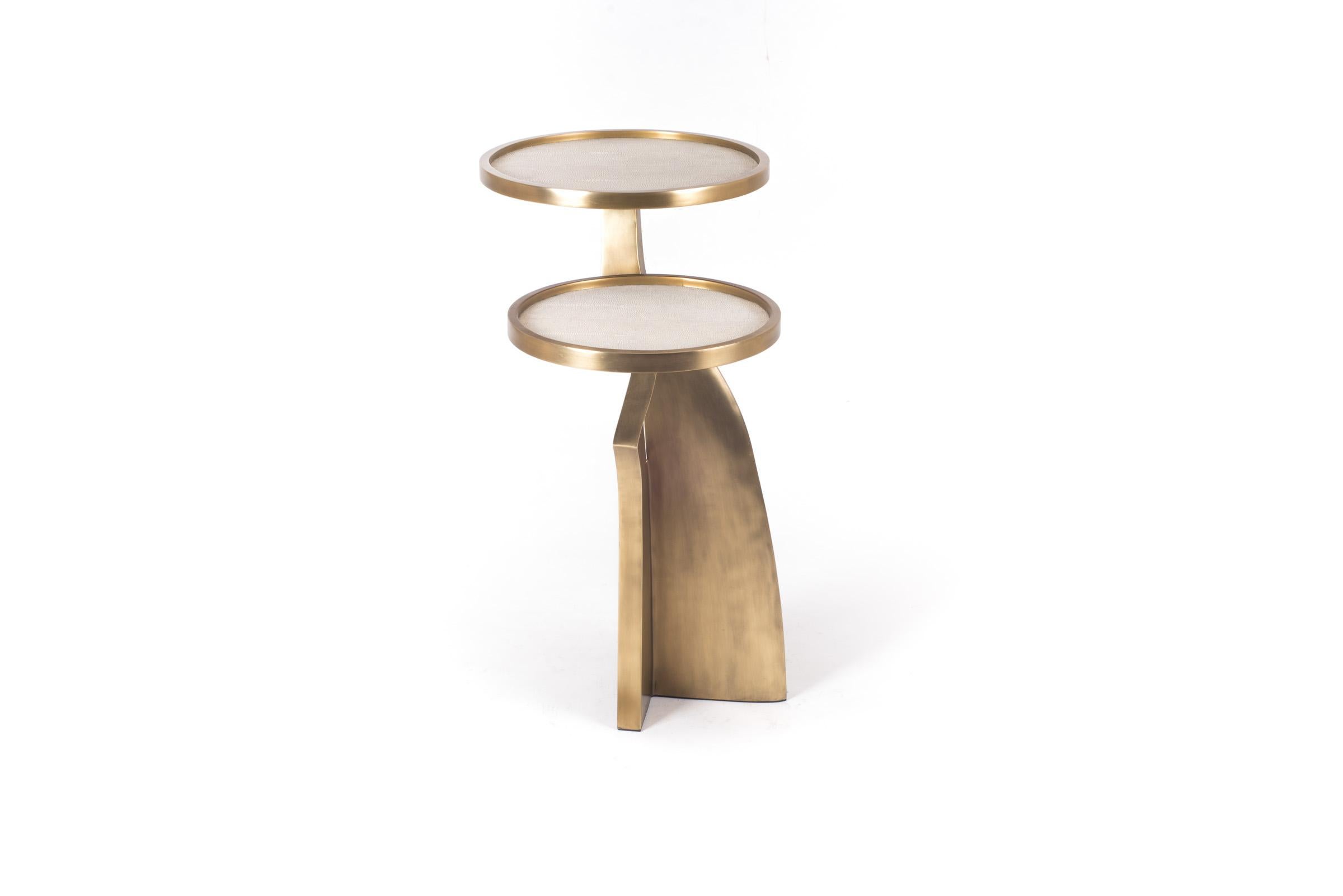 „Chital“ Beistelltisch mit 2 Platten aus cremefarbenem Chagrin- und Bronze-Patina-Messing von Kifu, Paris (Philippinisch) im Angebot