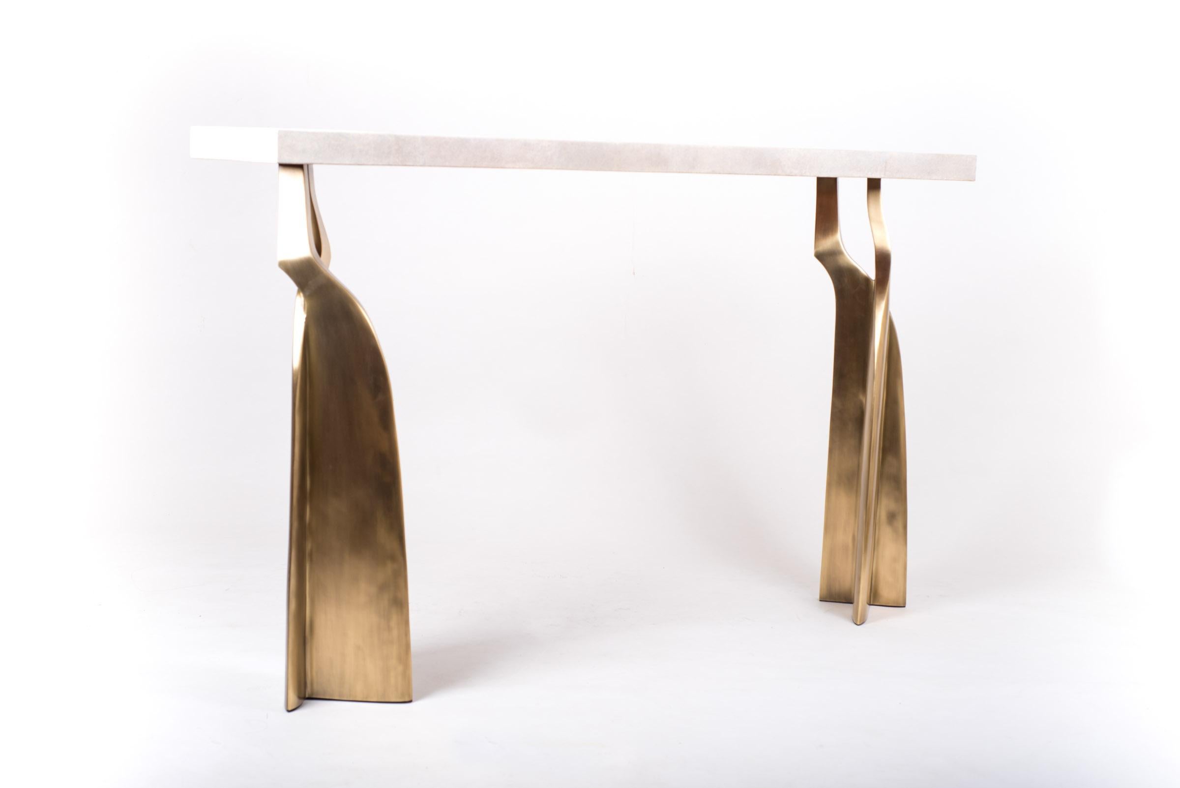 „Chital“ Beistelltisch mit 2 Platten aus cremefarbenem Chagrin- und Bronze-Patina-Messing von Kifu, Paris im Zustand „Neu“ im Angebot in New York, NY