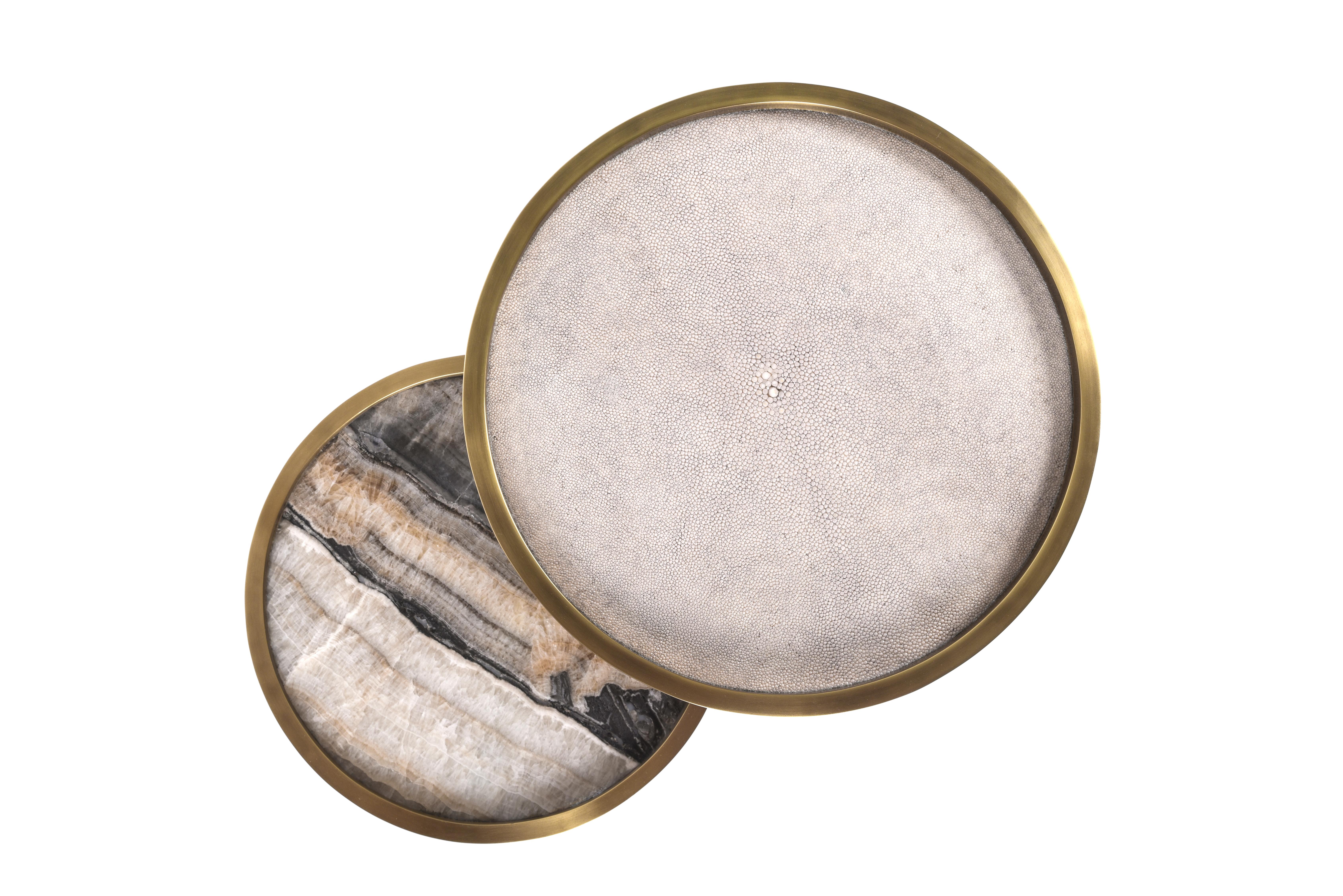 „Chital“ Beistelltisch mit 2 Platten aus Onyx, Chagrin- und Bronze-Patina-Messing von Kifu, Paris im Zustand „Neu“ im Angebot in New York, NY