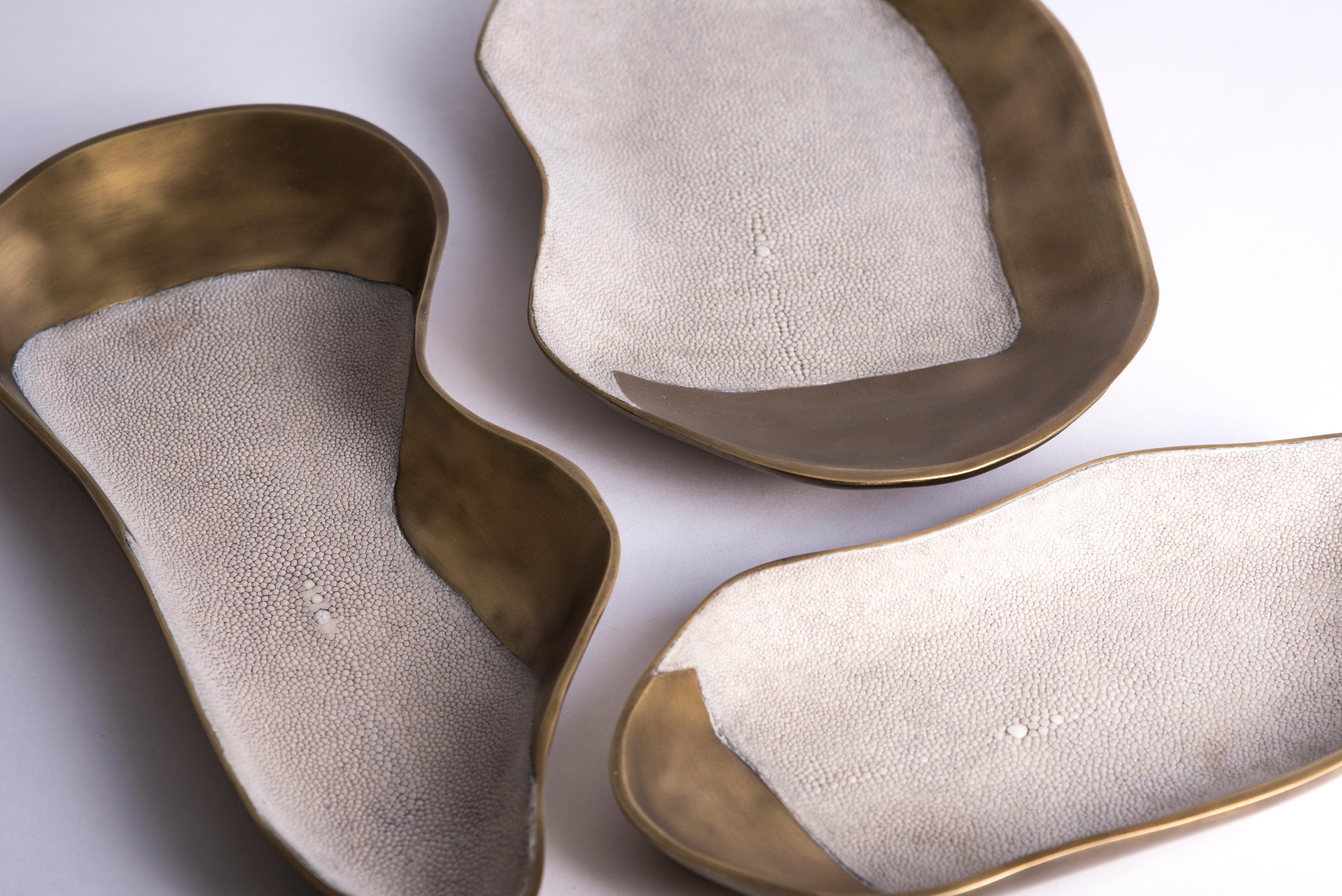 Fait main Grand bol Chital en galuchat crème et bronze-Patina Brass by Kifu Paris en vente