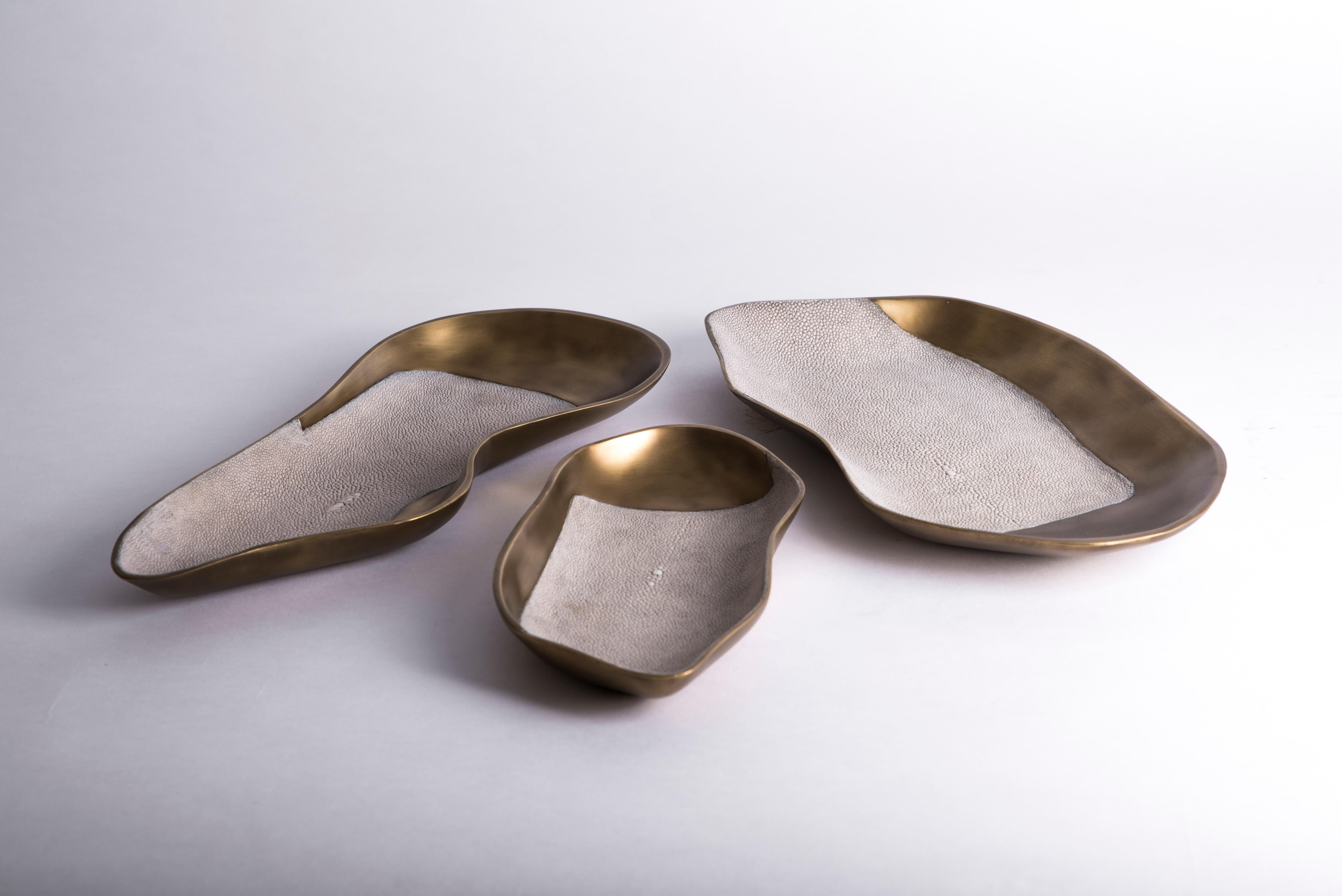 Chital Bowl Medium in Shagreen, Shell & Bronze-Patina Brass by Kifu Paris For Sale 3