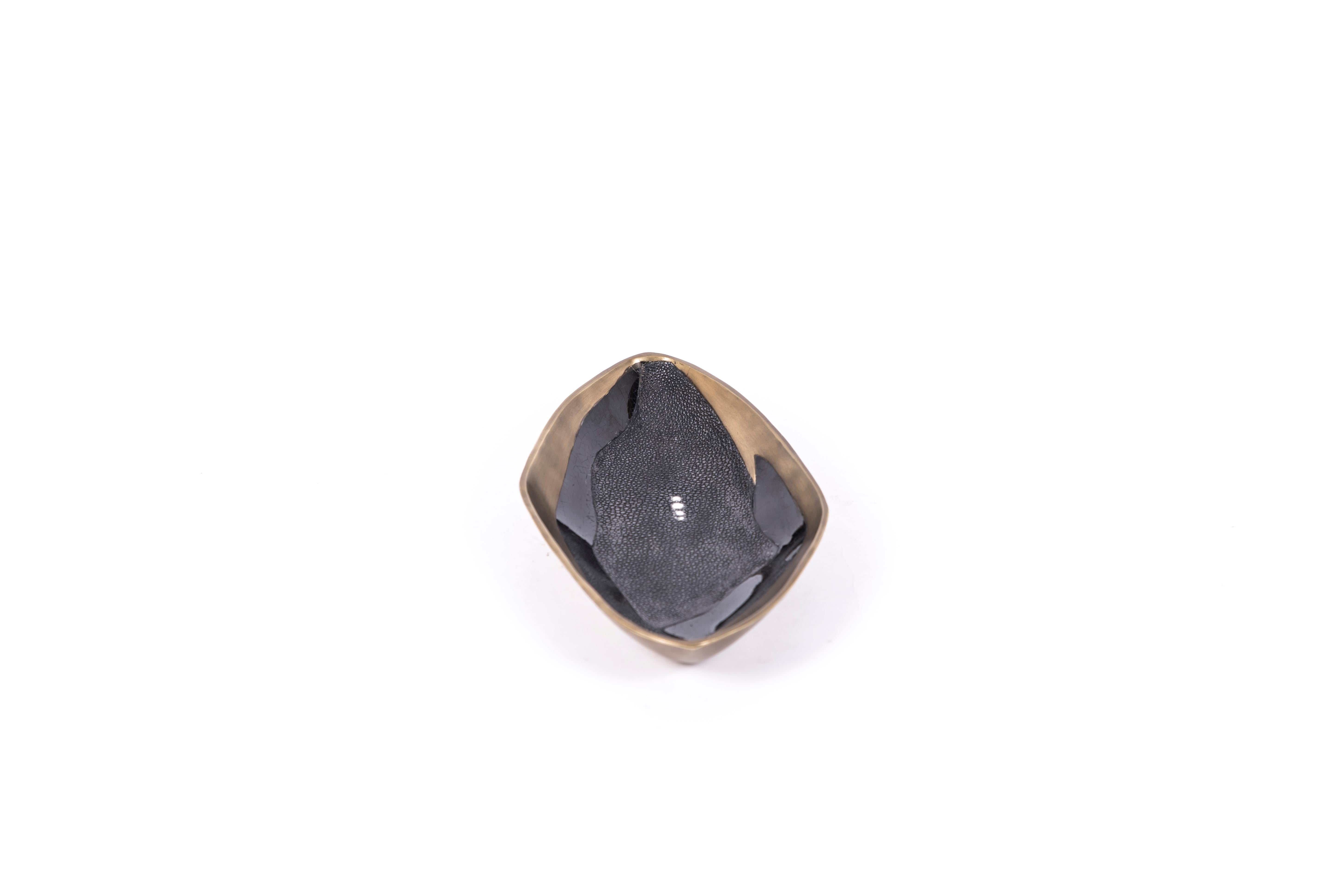 Chital-Schale aus blauer Schale aus Muschel und Bronze-Patina-Messing von Kifu Paris im Angebot 3