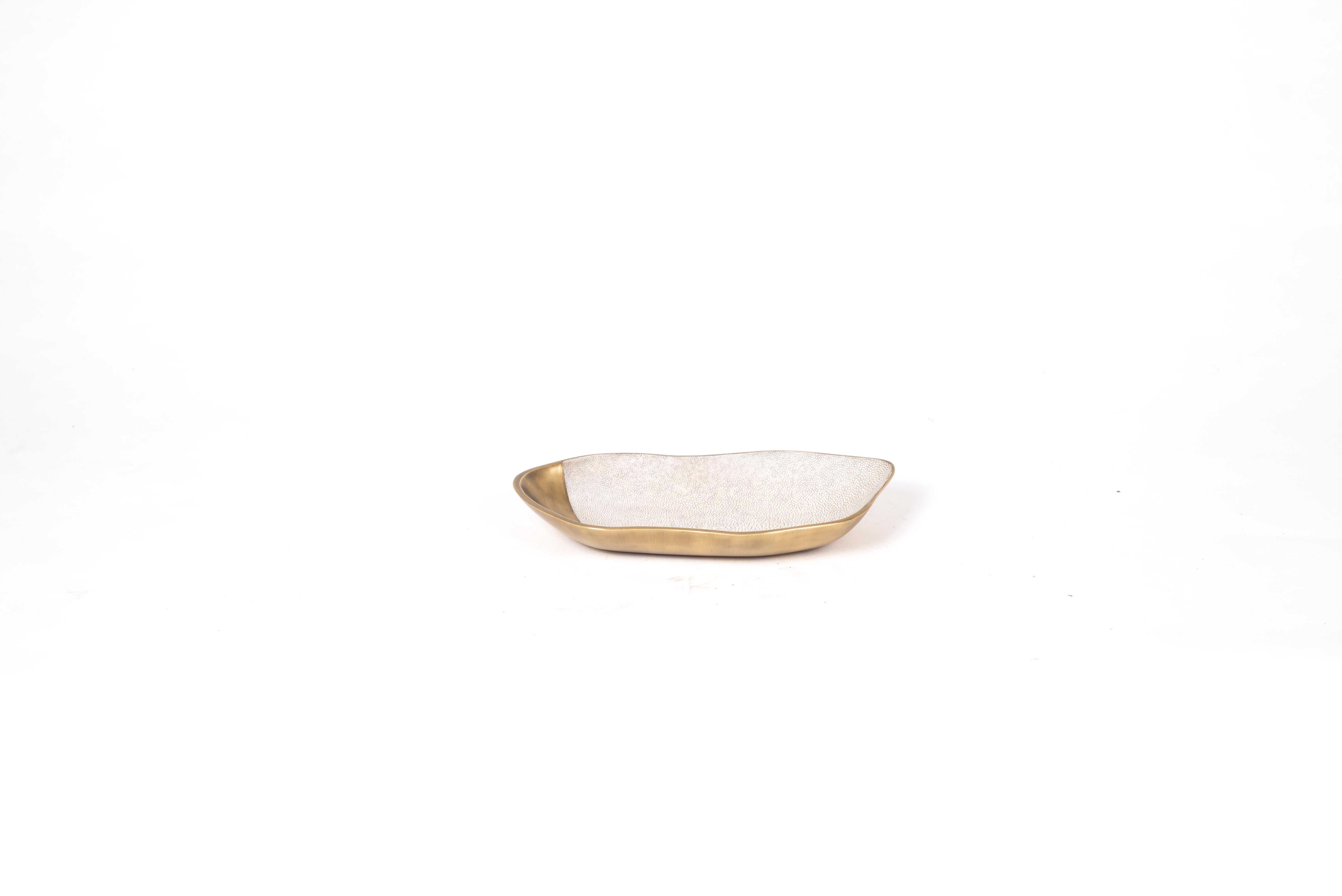 Chital-Schale aus blauer Schale aus Muschel und Bronze-Patina-Messing von Kifu Paris (Philippinisch) im Angebot