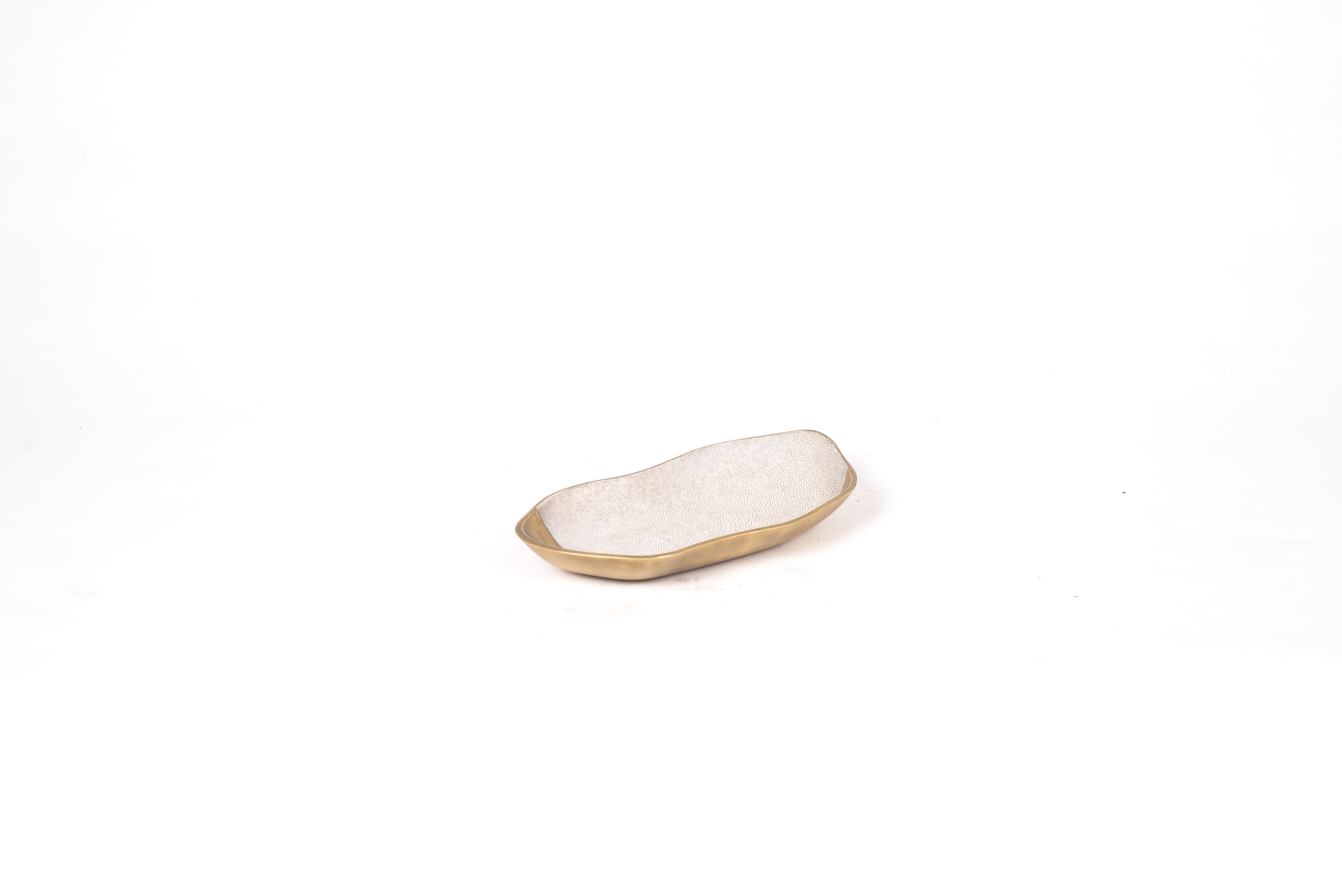 Art Déco Ciotola Chital piccola in zigrino crema e ottone patinato di Kifu Paris in vendita