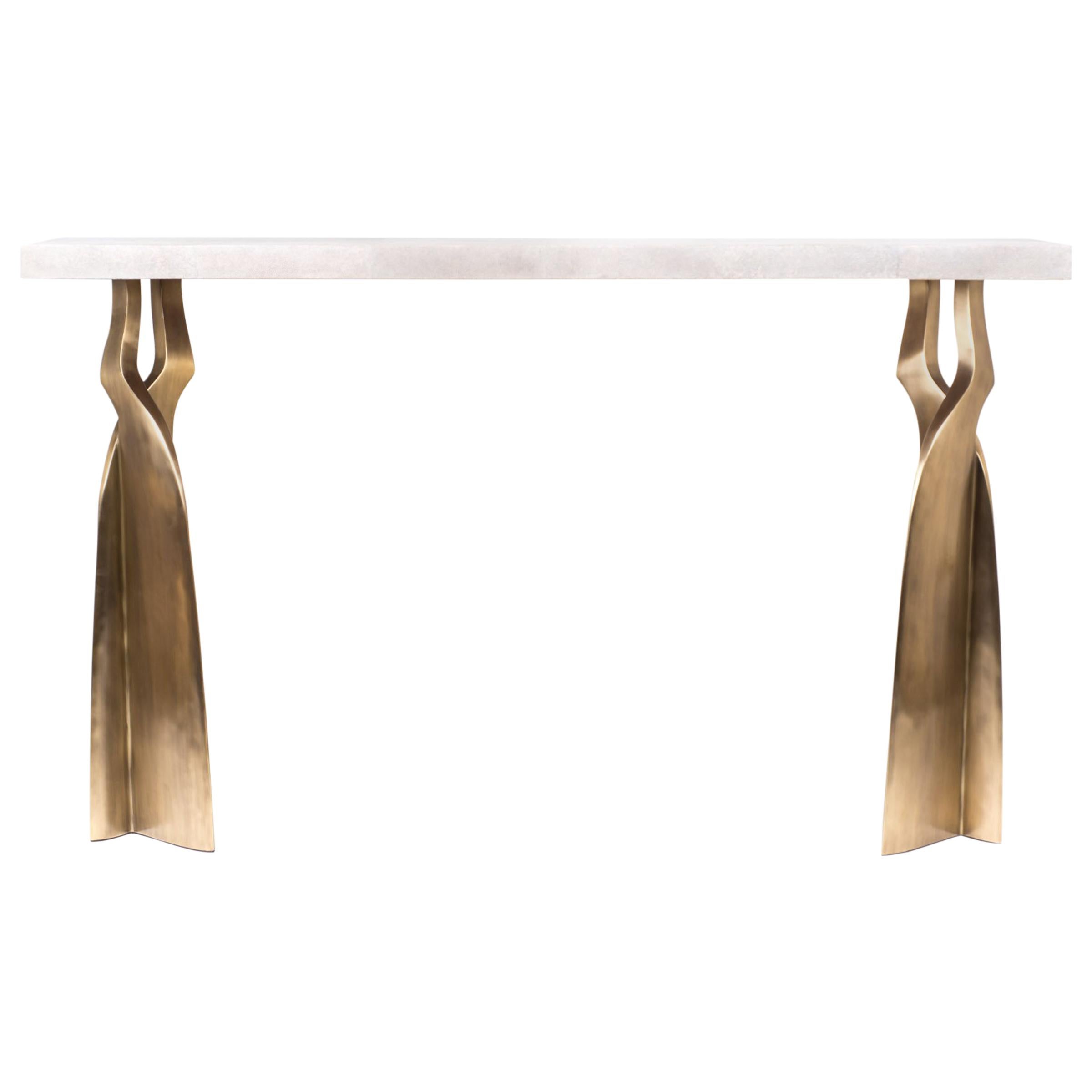 La table console Chital est à la fois spectaculaire et organique grâce à son design unique. Le plateau incrusté de galuchat pourpre repose sur une paire de pieds éthérés et sculpturaux en laiton bronze-patina. Cette pièce est conçue par Kifu