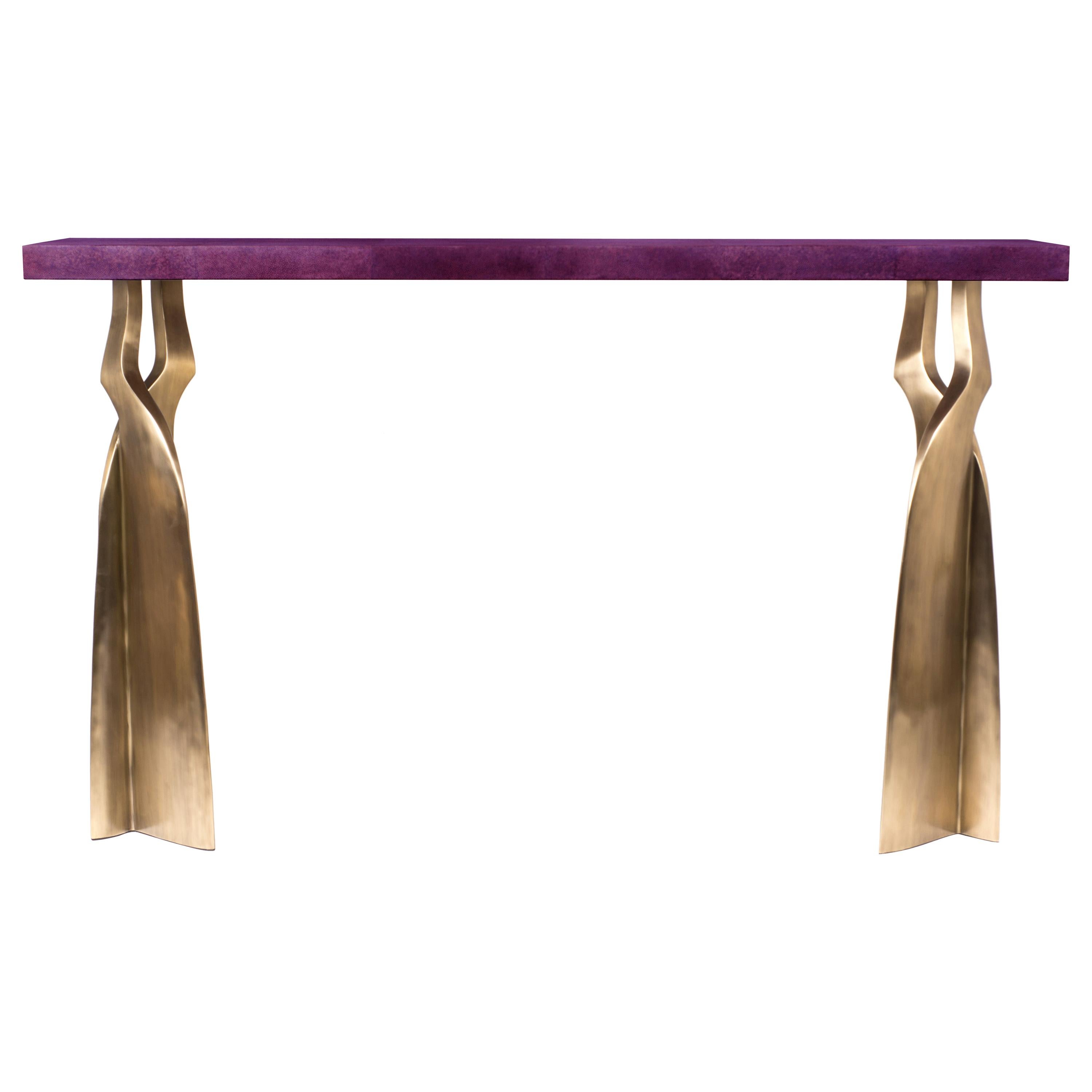 table console "Chital" en galuchat violet et laiton patiné par Kifu Paris en vente