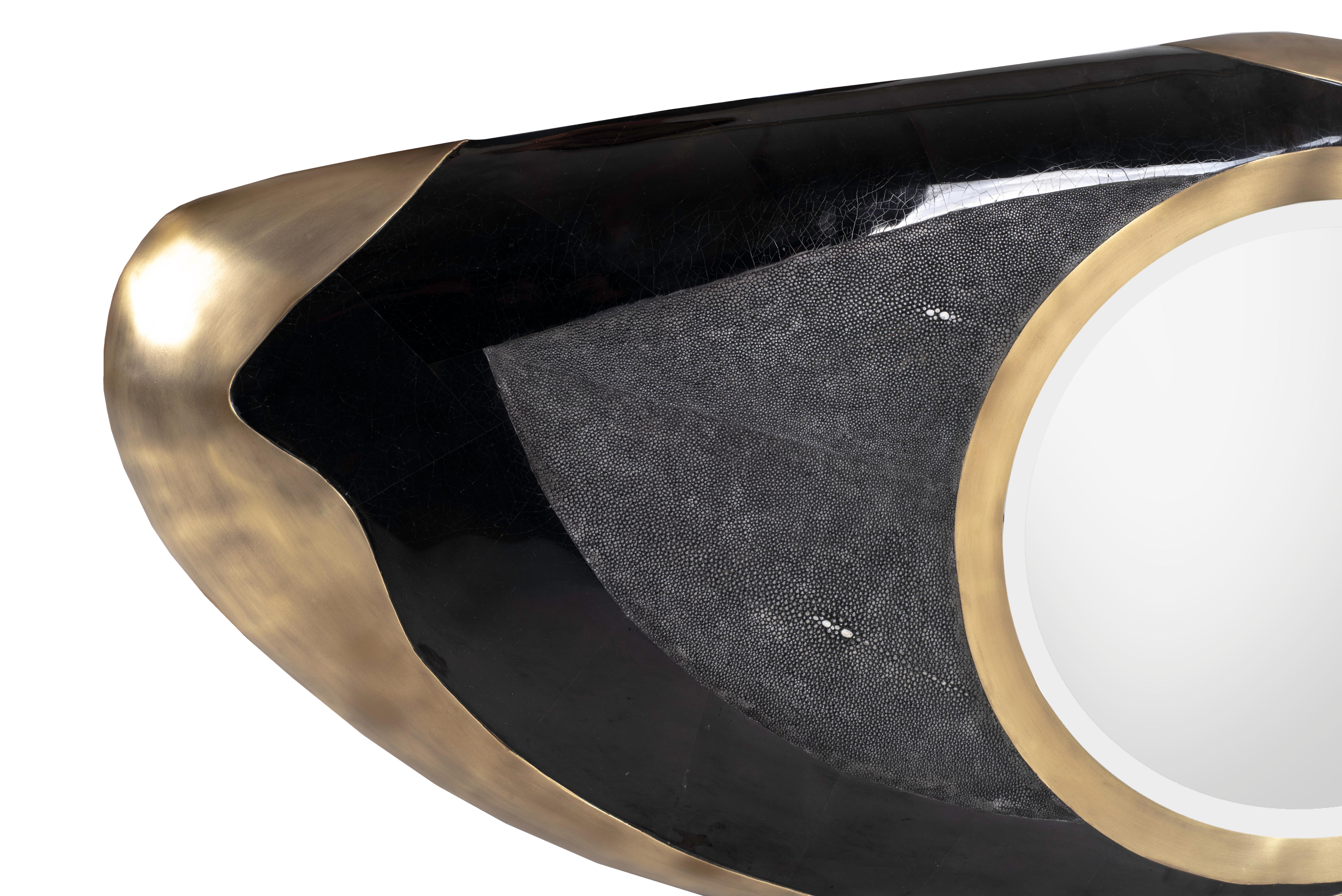 Chital-Spiegel aus Chagrin, schwarzer Muschel und Bronze-Patina-Messing von Kifu Paris im Zustand „Neu“ im Angebot in New York, NY
