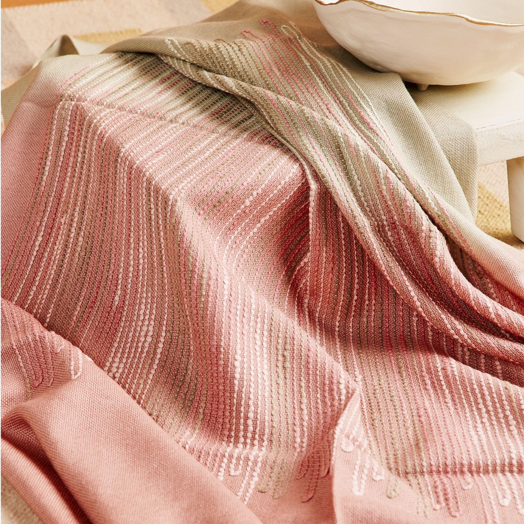 Le jeté Chive est une pure interprétation moderne de la combinaison de la forme, de la palette de couleurs sombres et des détails fins de la broderie à la main réalisée méticuleusement sur un textile tissé à la main. Chaque pièce est fabriquée à