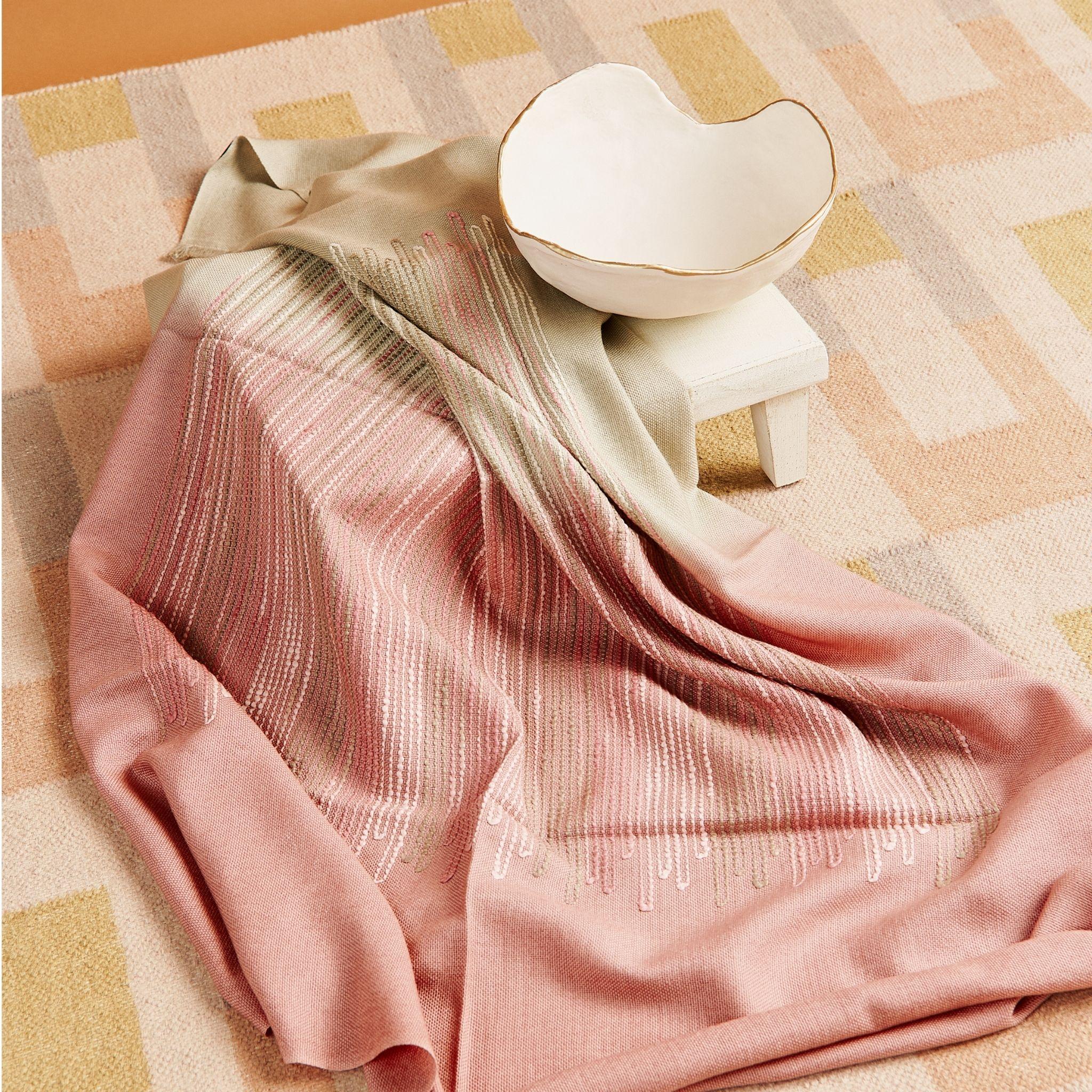Moderne Foulard / couverture artisanal Chive teint à la main en mérinos en vente