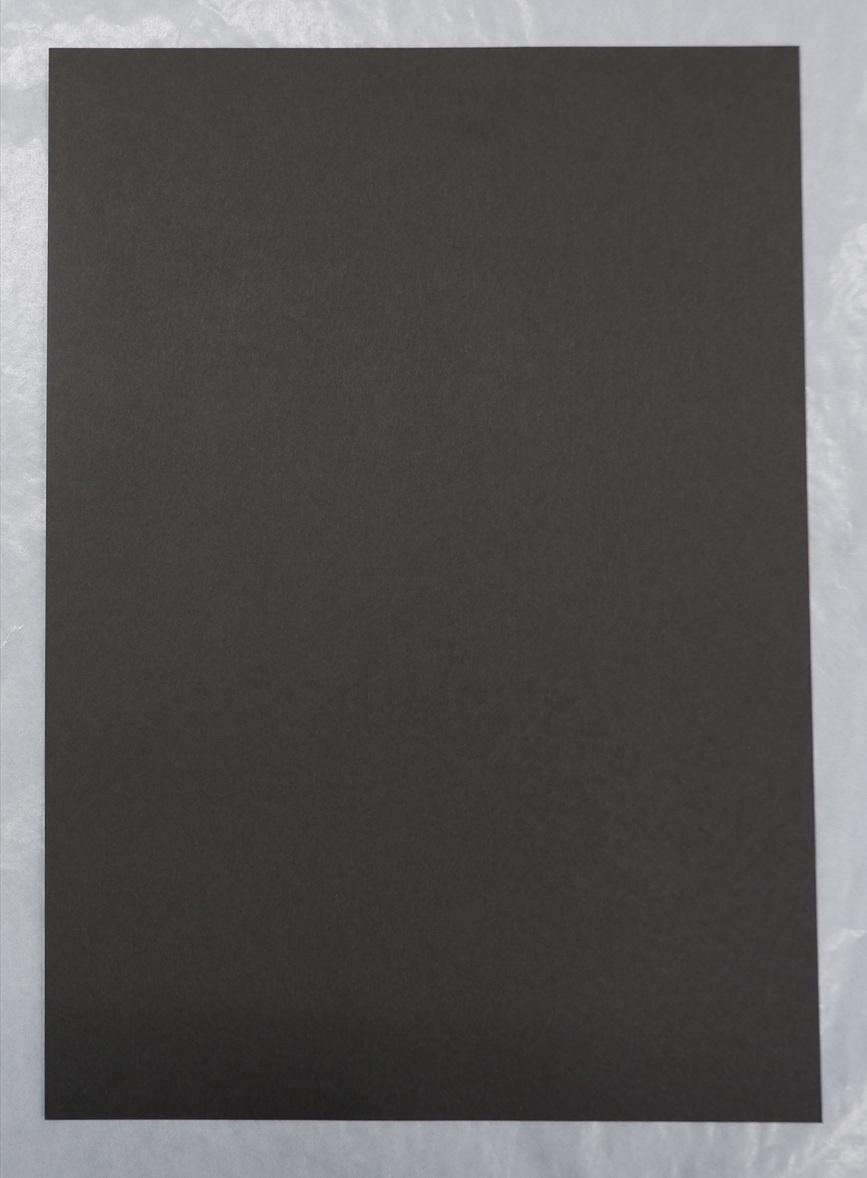 Chiyu Uemae
Unbenannt
2004.05.05
Siebdruck auf Velinpapier
Signiert, datiert und nummeriert vom Künstler
Ausgabe: 14/23
Bildgröße: 21,5 x 15,5 cm
Blattgröße: 36,3 x 25,8 cm

Beschreibung:
Dieser lebendige und meditative Siebdruck von Chiyu Uemae