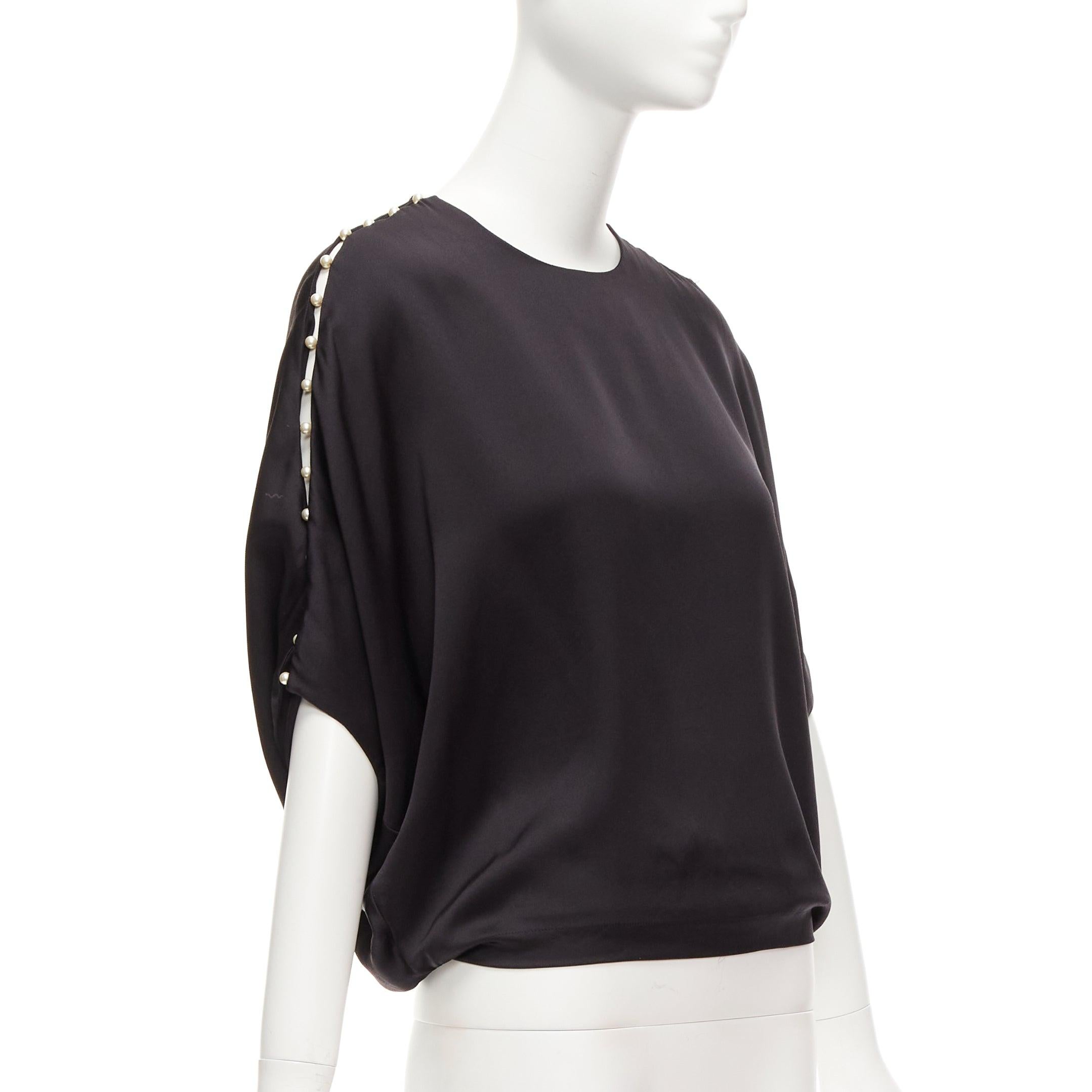CHLOE 100% silk black pearl embellished lattice dolman top FR34 XS
Reference: YIKK/A00092
Brand: Chloe
Material: Silk, Polyester
Color: Black, Pearl
Pattern: Solid
Closure: Zip
Lining: Black Fabric
Extra Details: Back zip.
Made in: