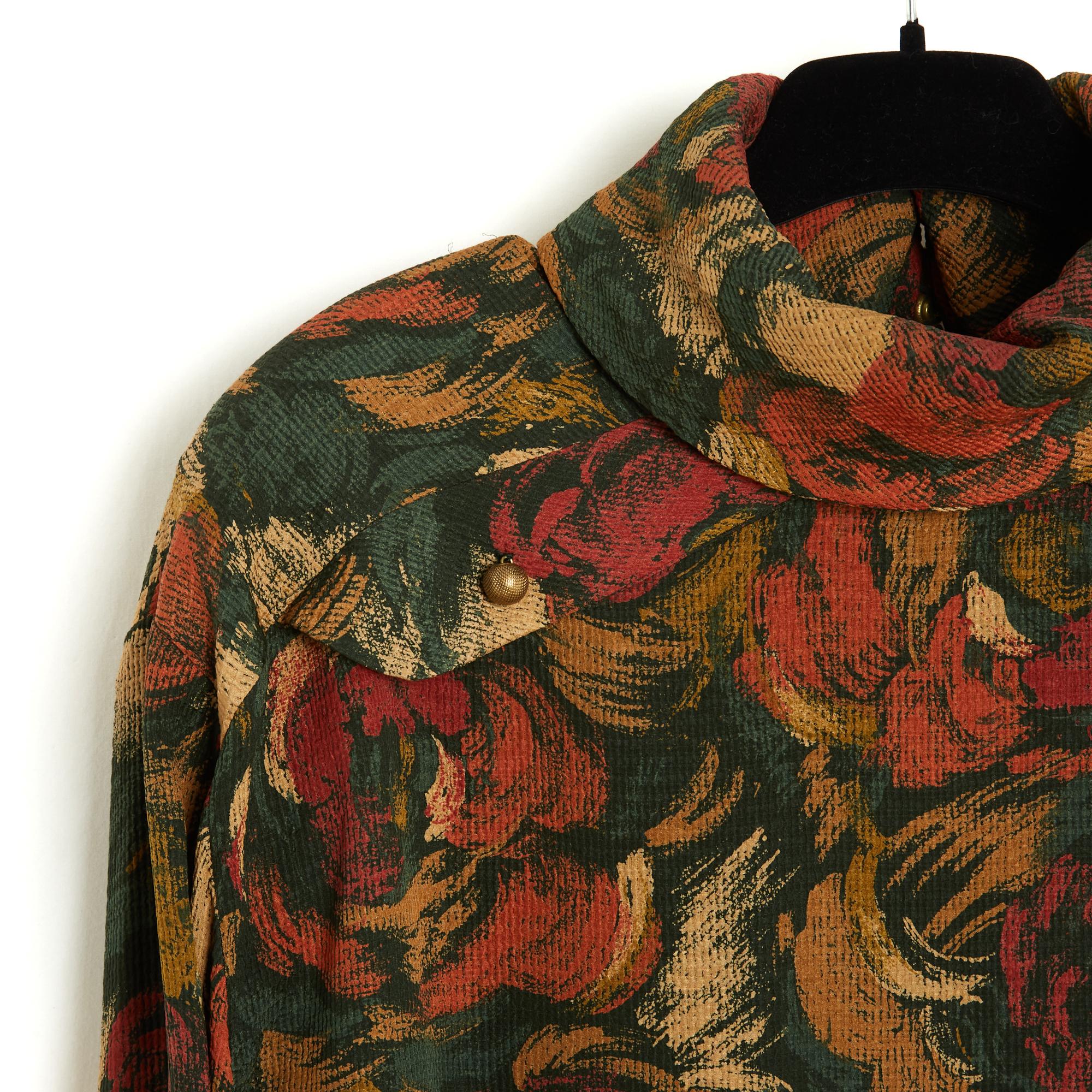 Top Chloé del 1983 circa di Karl Lagerfeld in crepon di seta multicolore nei toni del verde, del ruggine e del cammello con motivo floreale, colletto alto chiuso da 2 bottoni sul collo, poi 6 bottoni sul retro, 2 carrè abbottonati sulle spalle