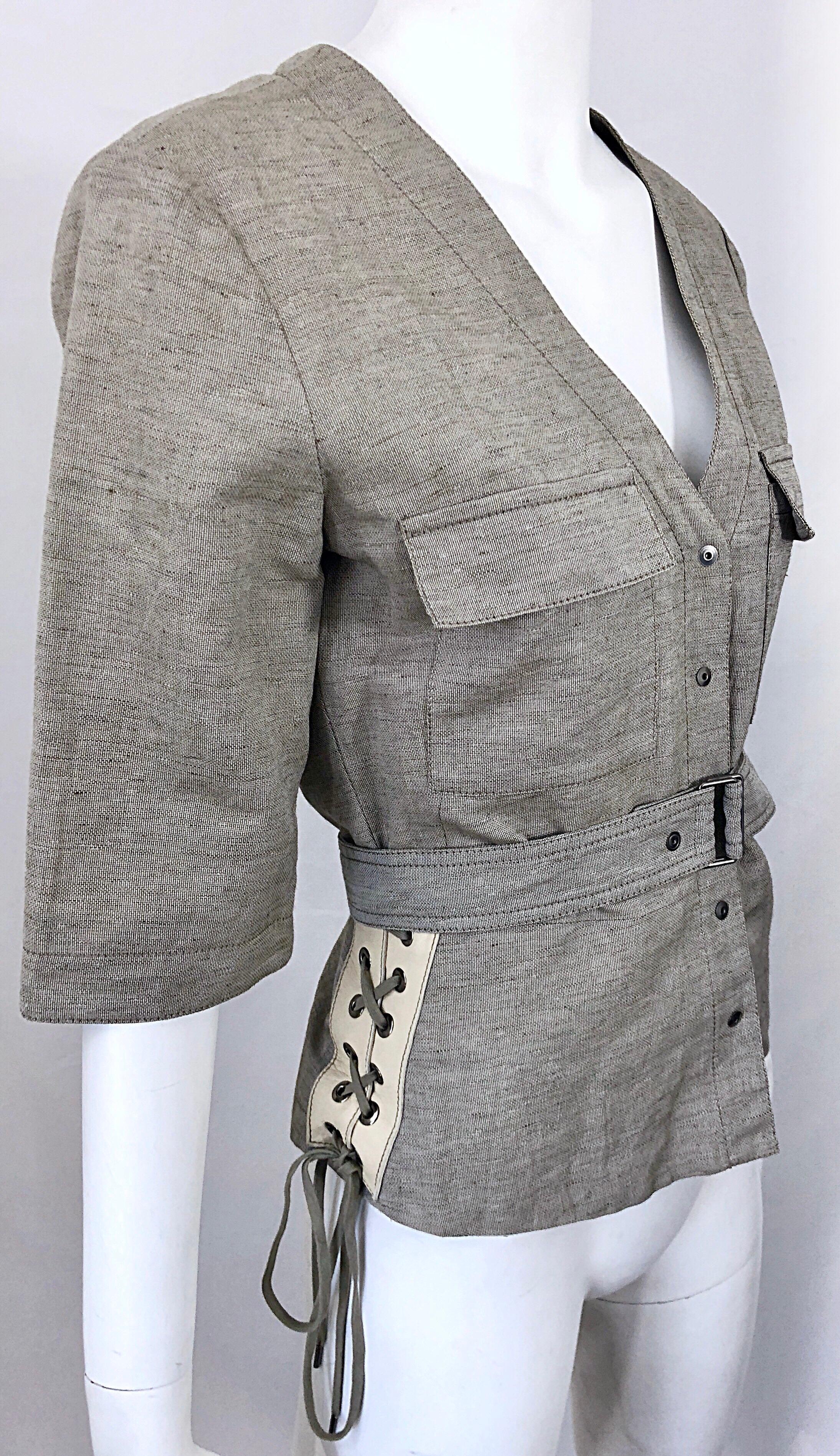 ¡CHLOE by STELLA McCARTNEY chic vintage de finales de los 90 beige/caqui marrón claro top/chaqueta safari de manga corta de lino y algodón! Maravilloso ajuste a medida, con botones a presión en la parte delantera, cinturón en la cintura, bolsillos