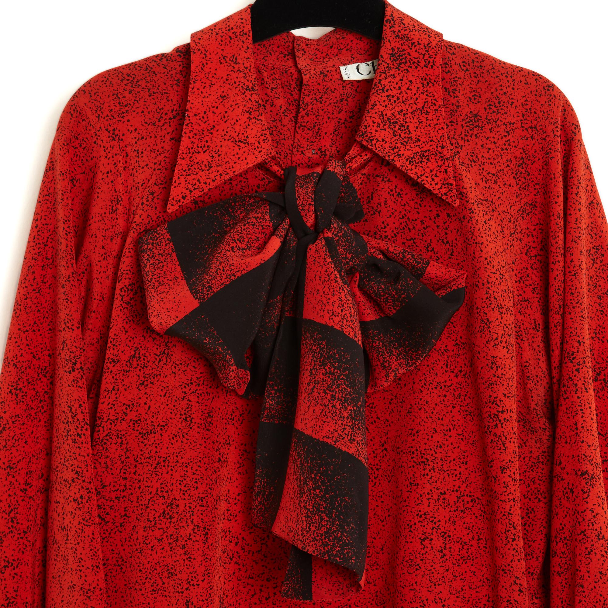 Chloé top circa 1995 (by Karl Lagerfeld) blouse in red silk crepe speckled with black accompanied by these 2 ascots and removable bow, semi-open shirt collar at the front, where the ascot can be slipped in to tie (or not) closed at the back by 3