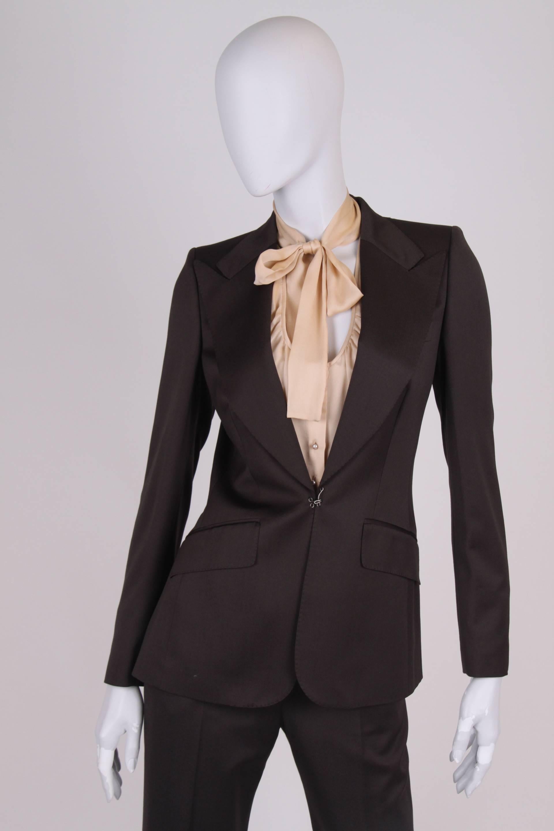 A dream! Wonderful two piece suit by Chloé in dark brown.

The jacket has tailored fitting and large lapels. Very light padding in the shoulders and silver-tone hook-and-eye closure at the front. At the end of the long sleeves you will find another