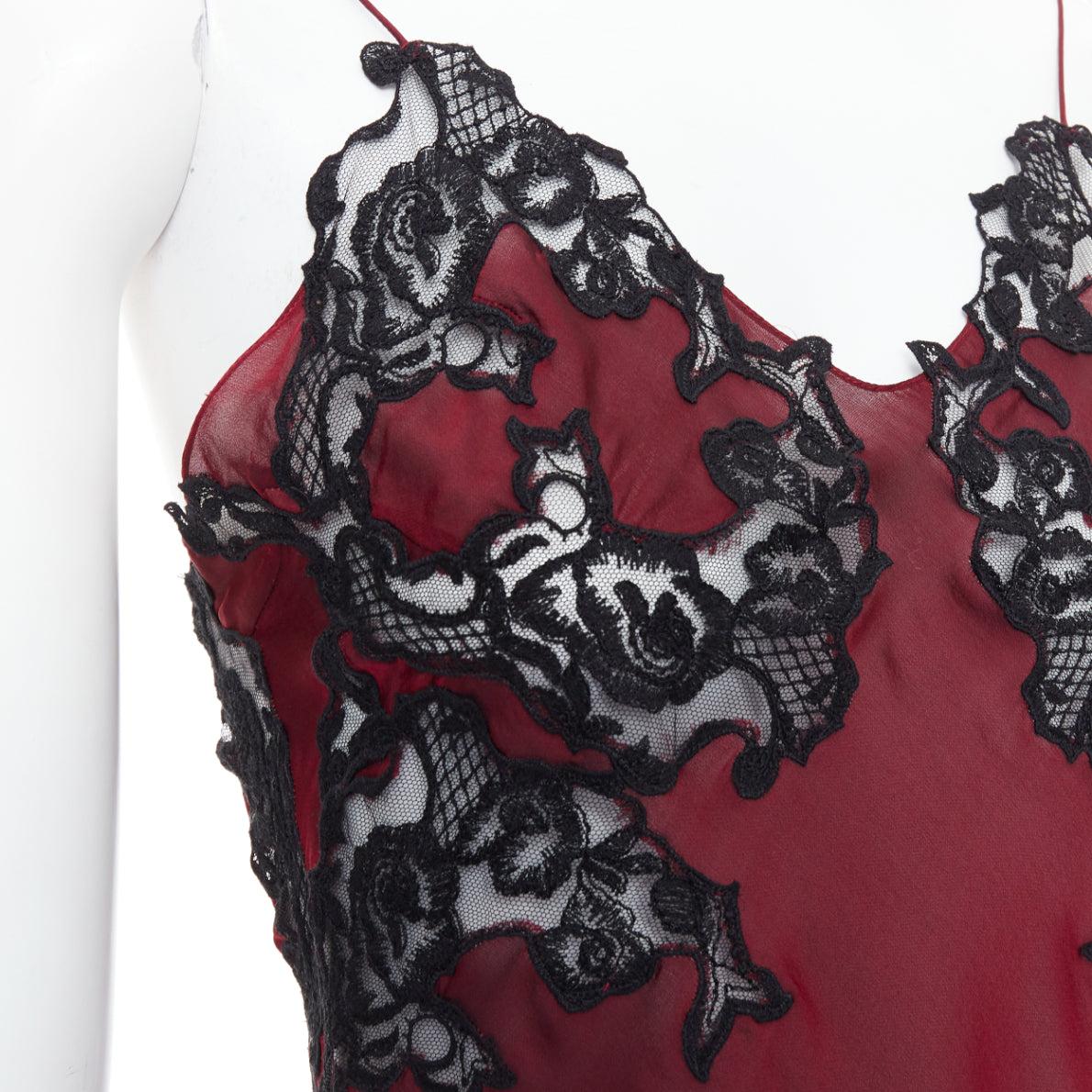 CHLOE 2002 Vintage Phoebe Philo burgunderrote schwarze Camisole aus Seide mit durchsichtiger Spitze FR34 XS
Referenz: TGAS/E00311
Marke: Chloe
Designer: Phoebe Philo
Modell: Betterave
Collection'S: Herbst 2002 von Phoebe Philo
MATERIAL: Seide
Farbe:
