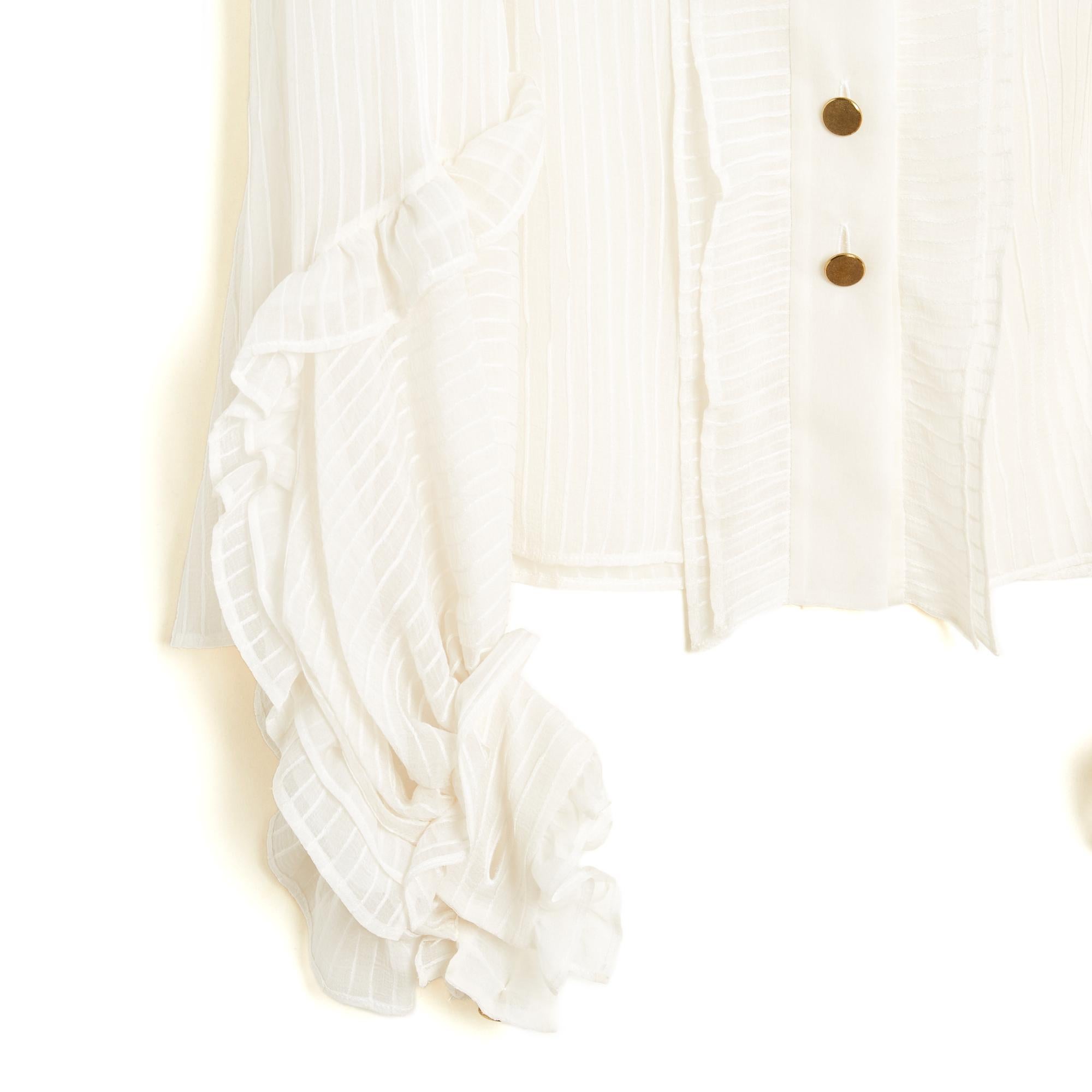Chloé top collection SS2007 blouse en mousseline de soie écrue à fines rainures comme des rayures, col rond orné d'un double volant autour du cou et sur toute la longueur du devant, fermeture par boutons en métal doré vieilli, manches longues