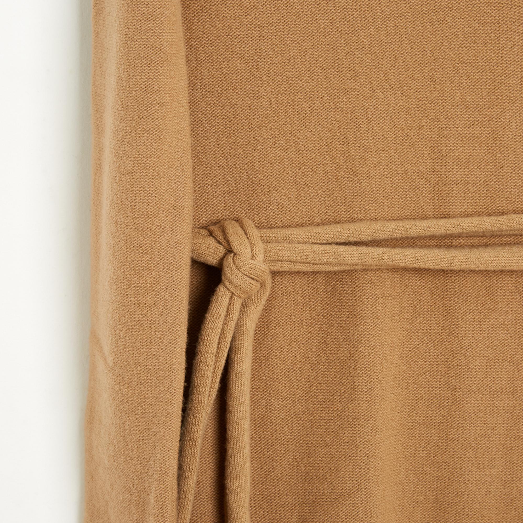 Chloé dress from the AW2015 collection in wool (90%) and cashmere, camel color, straight cut (the dress is not tight-fitting), V-neck, long sleeves, removable belt (worn as a micro scarf on the runway), unlined. Size M or 38FR or UK10 and US8