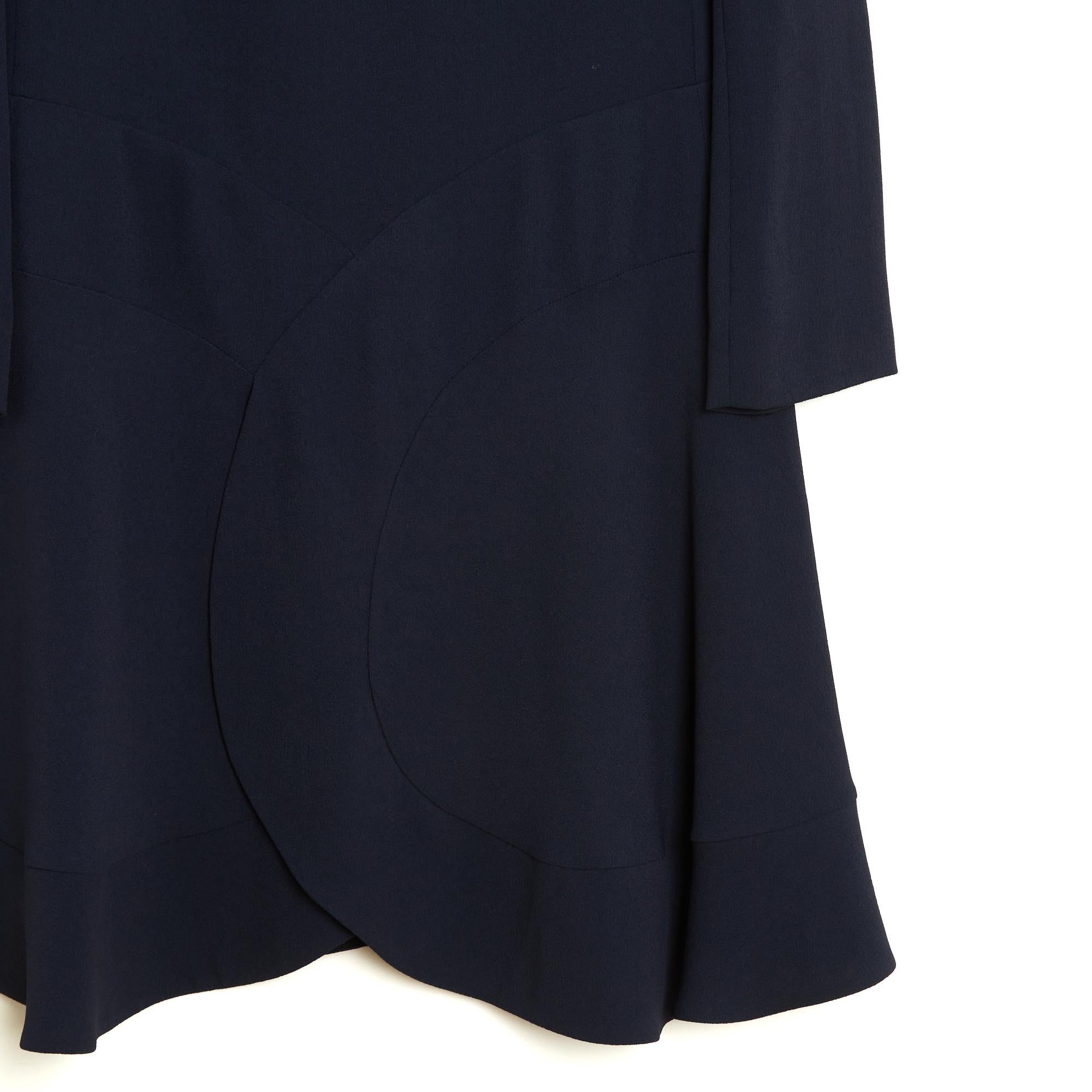 Abito Chloé 2015 in crepe di misto viscosa blu navy, scollo rotondo, maniche lunghe, fondo dell'abito leggermente increspato e aperto sul davanti a forma di petalo, fodera in crepe color carne beige chiaro. Taglia 38FR o UK10 e US8: spalle 39 cm,