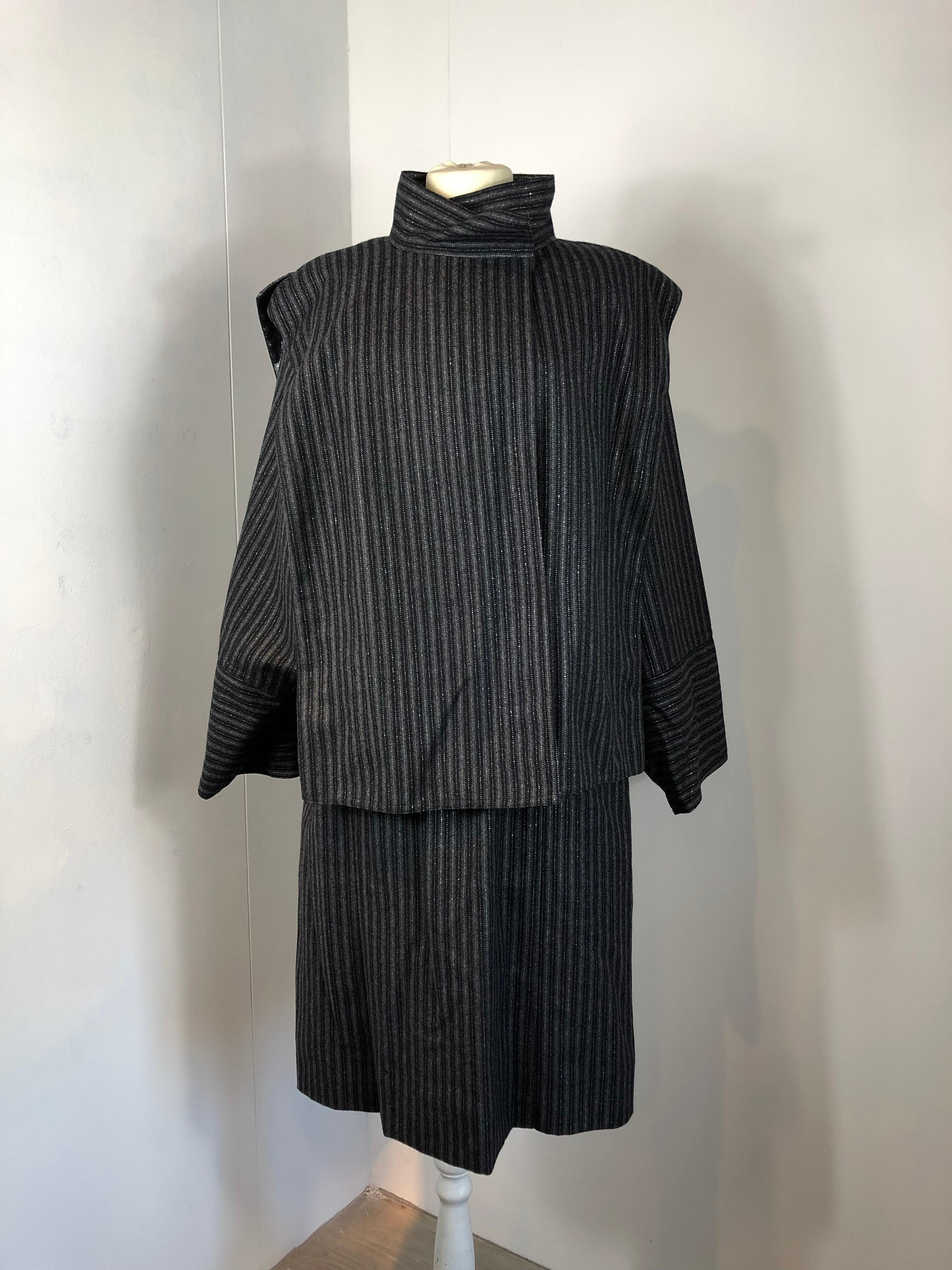 Chloè Suit. Jackets & skirt. 
Designed by Karl Lagerfeld. About 80s. 
The composition and the size label are missing.
It feels like a mix between wool and lurex. 
It fits a 44 Italian. 
Measurements: Jacket
Shoulders 44 cm
Bust 46 cm 
Sleeves 60