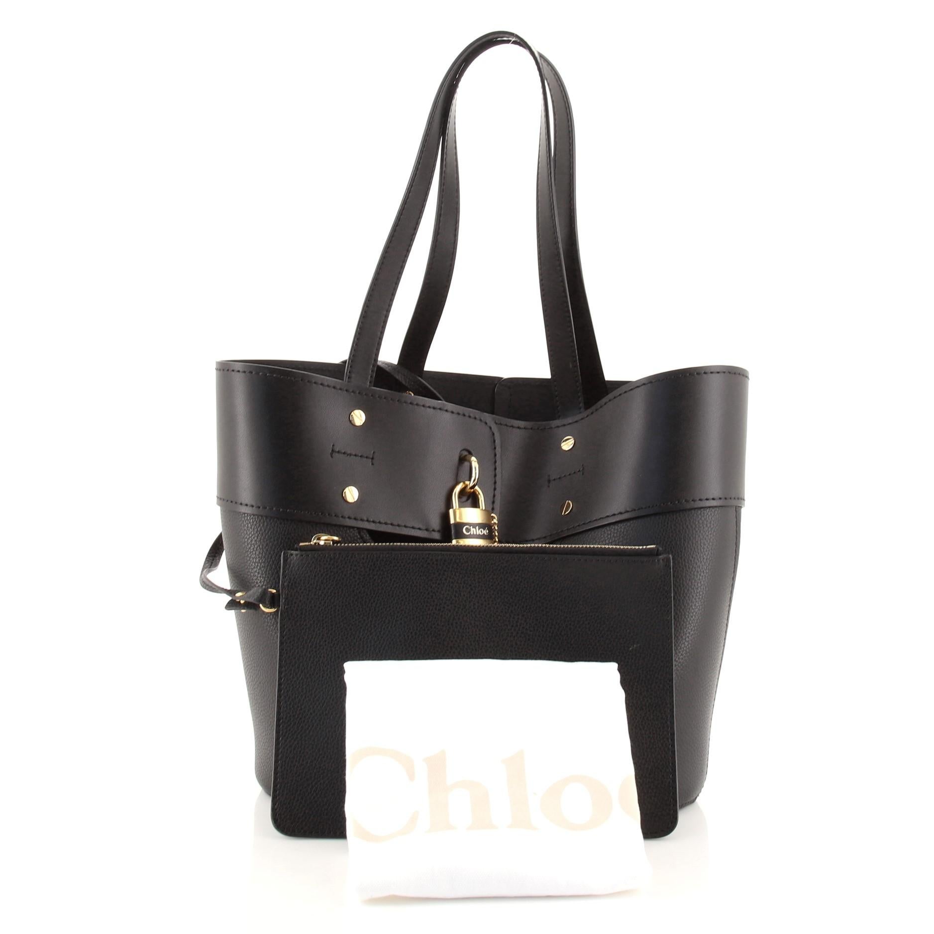 État : très bon. Odeur à l'intérieur. Plis, usure mineure et éraflures sur l'extérieur, les poignées et à l'intérieur, éraflures sur la quincaillerie.
Accessoires : sac à poussière, clés, pochette, serrure
Dimensions : Poignée de 10
