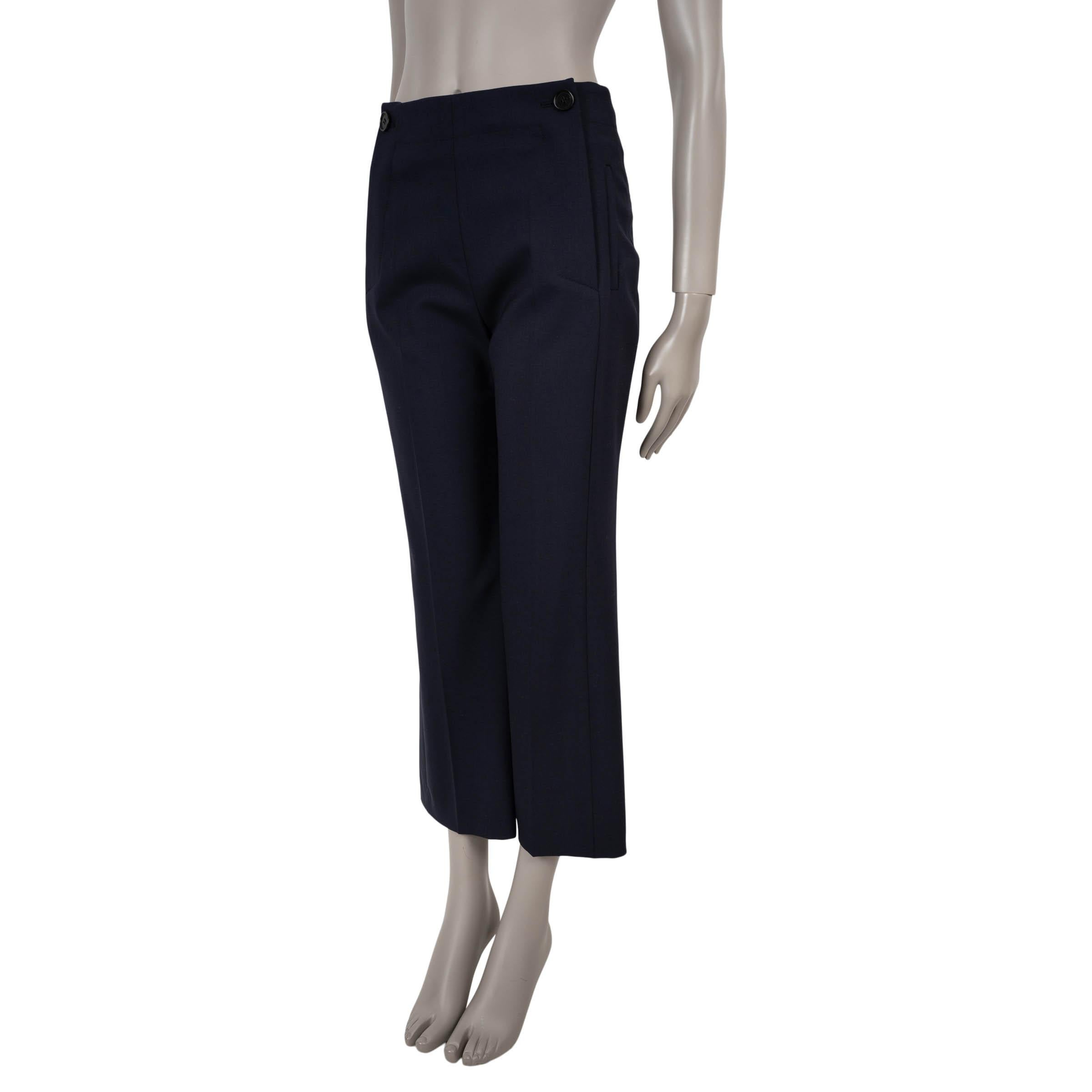 Ce pantalon 100% authentique de Chloé en laine bleue Silhouette avec 5% d'élasthanne offre une silhouette ajustée avec une touche de stretch pour le confort. Conçue avec une taille haute et des jambes évasées à la longueur des chevilles, elle