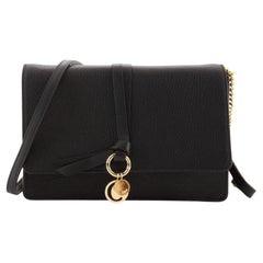 Clutch-Tasche aus Leder mit Alphabet-Kette