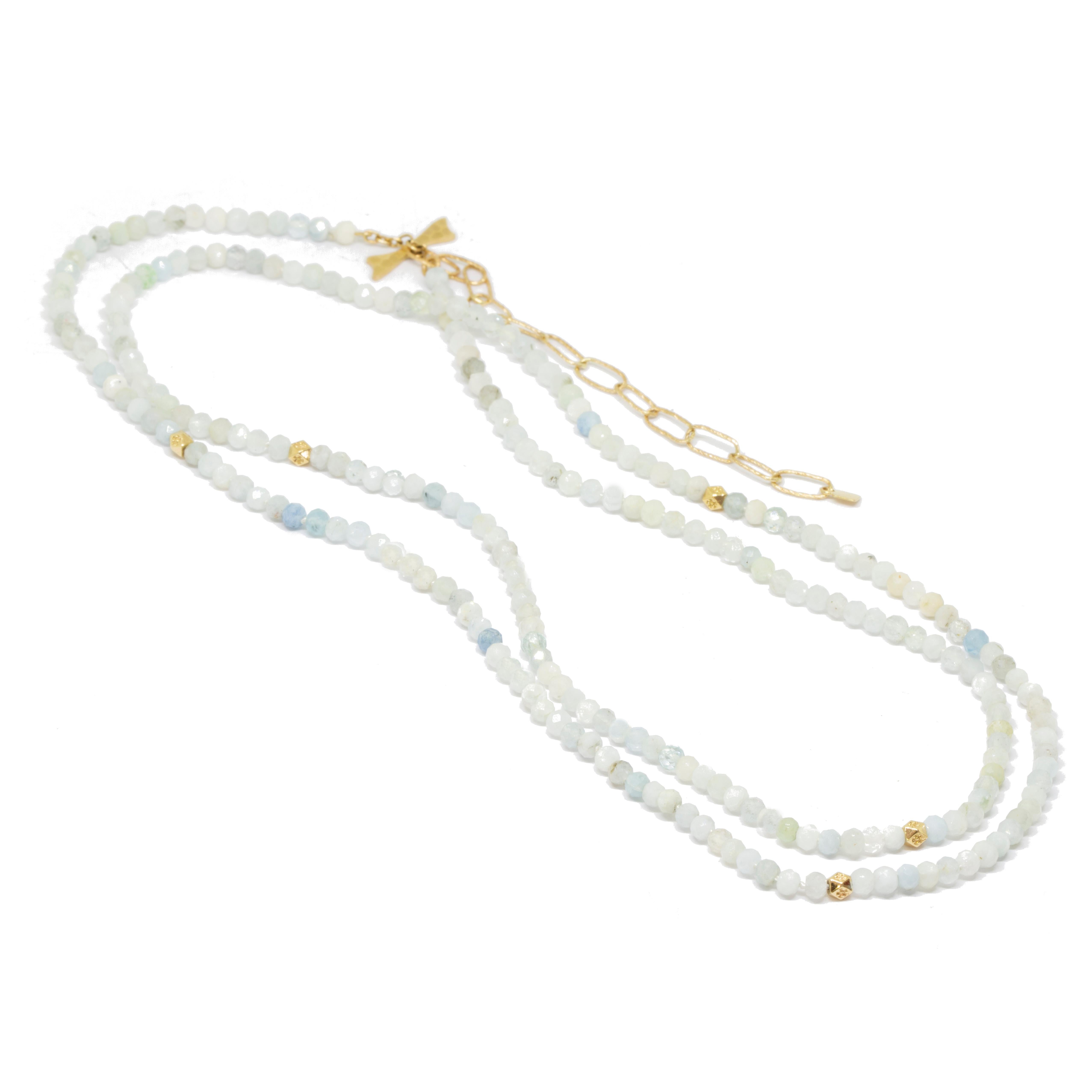 Das Beste an unserem Chloe Gold Gemstone Convertable Wrap ist nicht nur, dass es lang, doppelt oder als Wickelarmband getragen werden kann (obwohl das ziemlich cool ist). Sie können jeden unserer Charms auf die aquamarinfarbenen Perlen auffädeln -