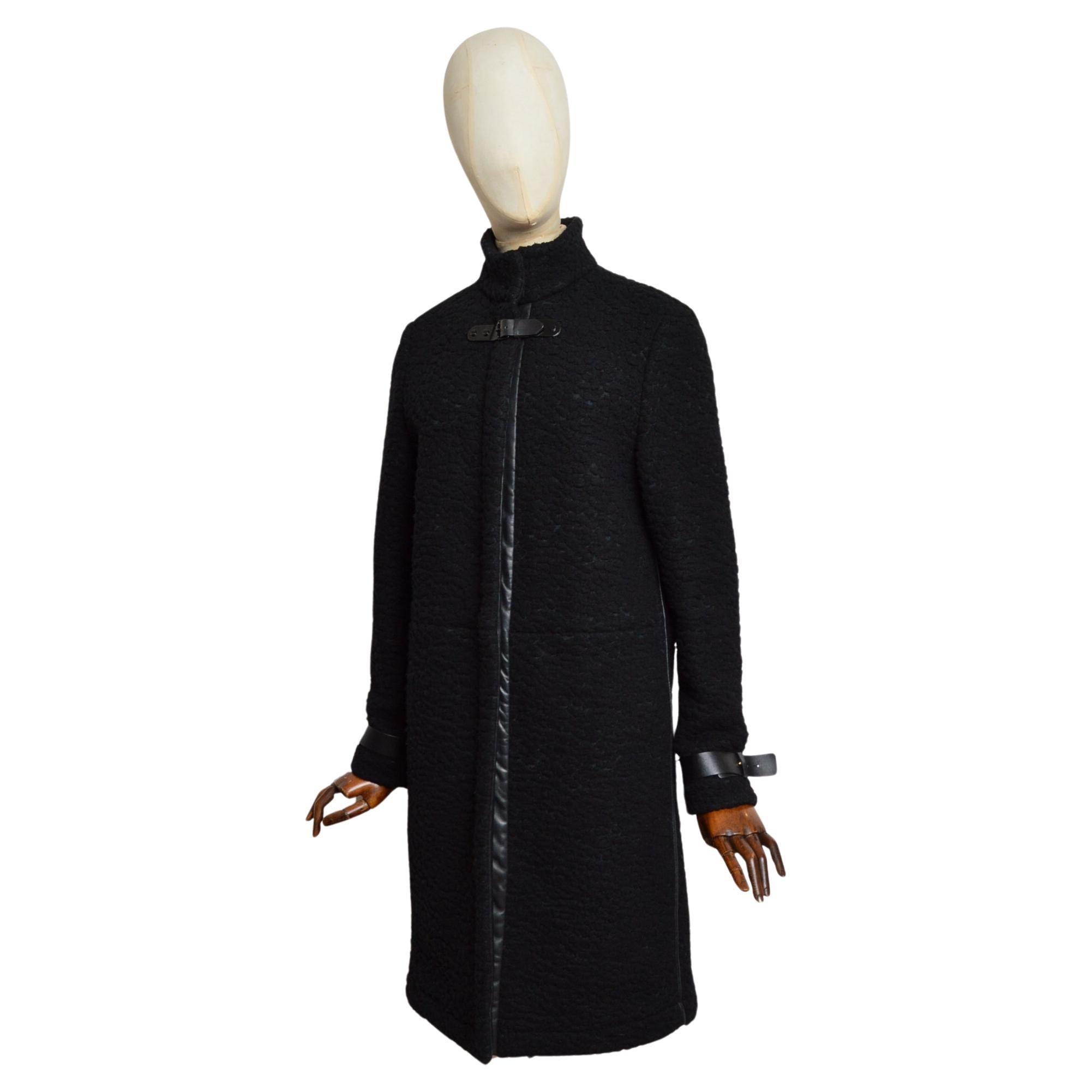 CHLOE Autunno / Inverno 2011 Cappotto lungo in lana con orsetto nero in vendita