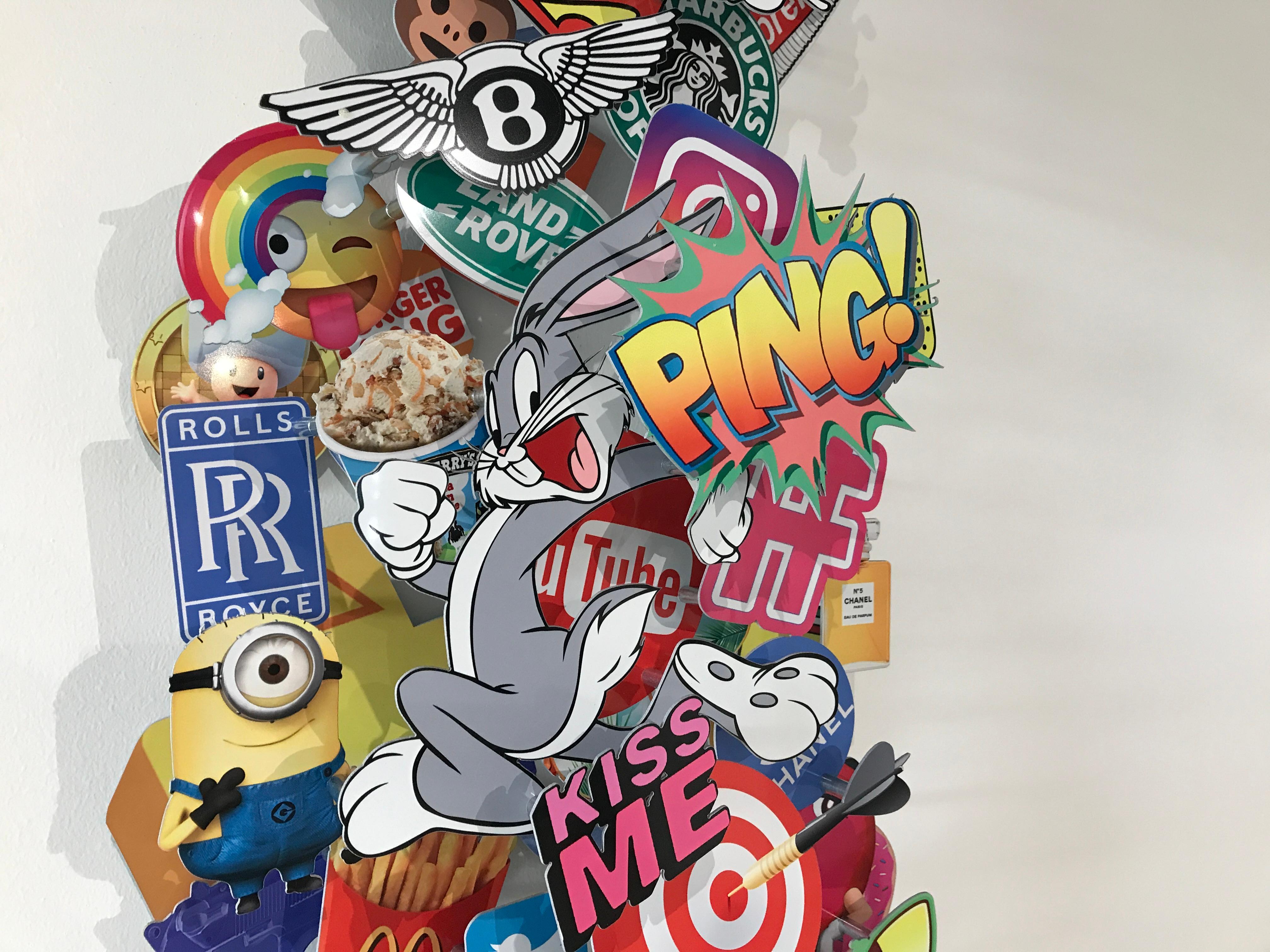 Pop Candy – dimensionale Wandskulptur  (Grau), Abstract Sculpture, von Chloe B