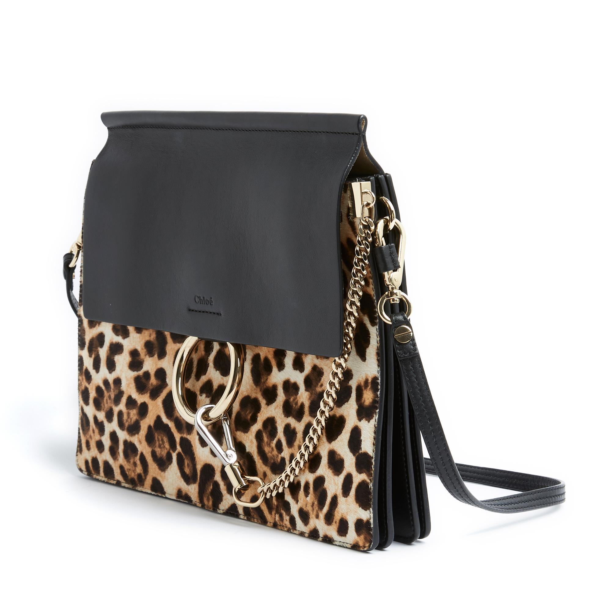 Chloé Faye Classic model bag in black leather and leopard-print pony-style calfskin, interior (and reverse of the flap) in beige suede with 2 large compartments, 1 of which has a zipped pocket, metalwork between gold and silver, removable and