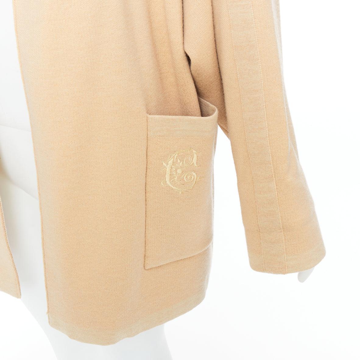 CHLOE barley brown wool blend embroidered C logo cardigan coat S
Reference: KNLM/A00372
Brand: Chloe
Material: Wool, Blend
Color: Beige
Pattern: Solid
Closure: Belt
Extra Details: Wool blend short coat detailed with round collar, lace buckle