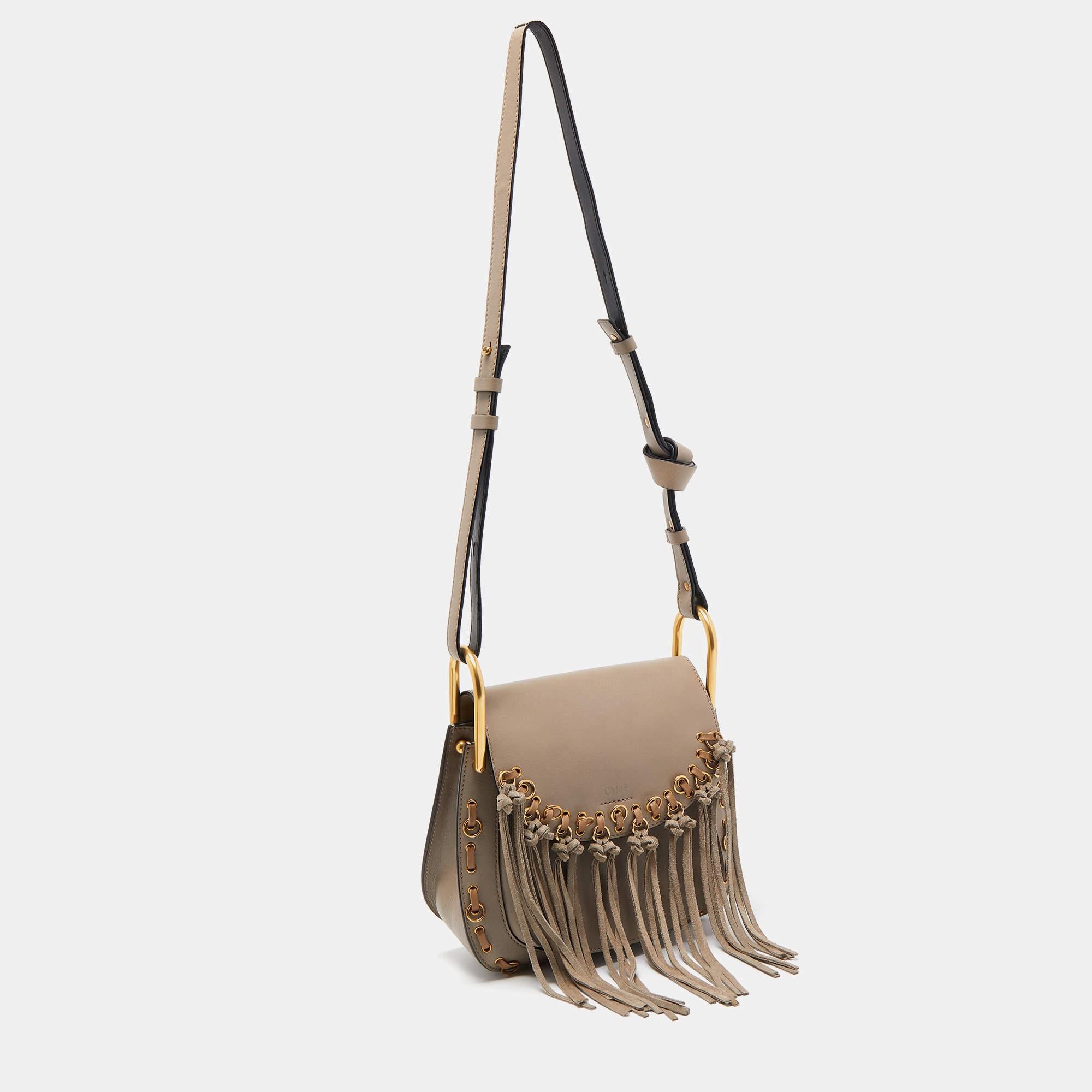 Enriched with chic aesthetics, this Chloe Hudson bag will be a standout piece in your closet. Like every creation from the brand, it celebrates modern femininity and will never go out of style. Crafted from leather, it is beautifully decorated with