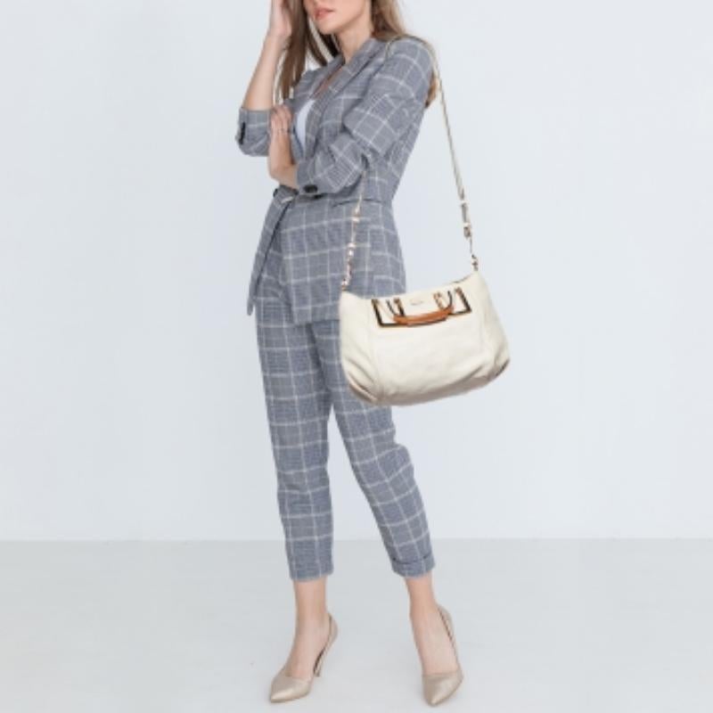 Date un capricho de lujo atemporal con este bolso Chloe. Meticulosamente elaborada, esta cartera de piel combina herencia, elegancia y artesanía, elevando tu estilo a un nivel de sofisticación inigualable.